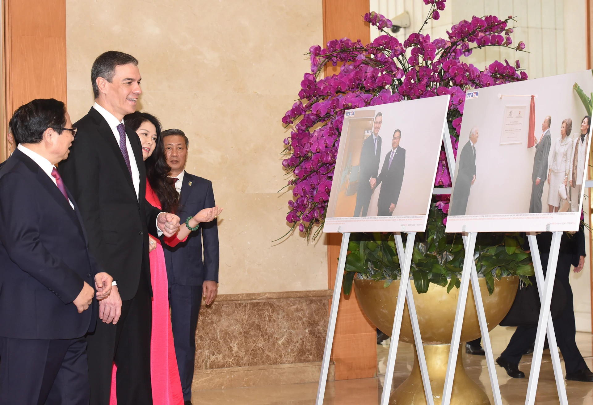 越南政府总理范明正和西班牙首相佩德罗·桑切斯共同观看两国合作关系相关图片。