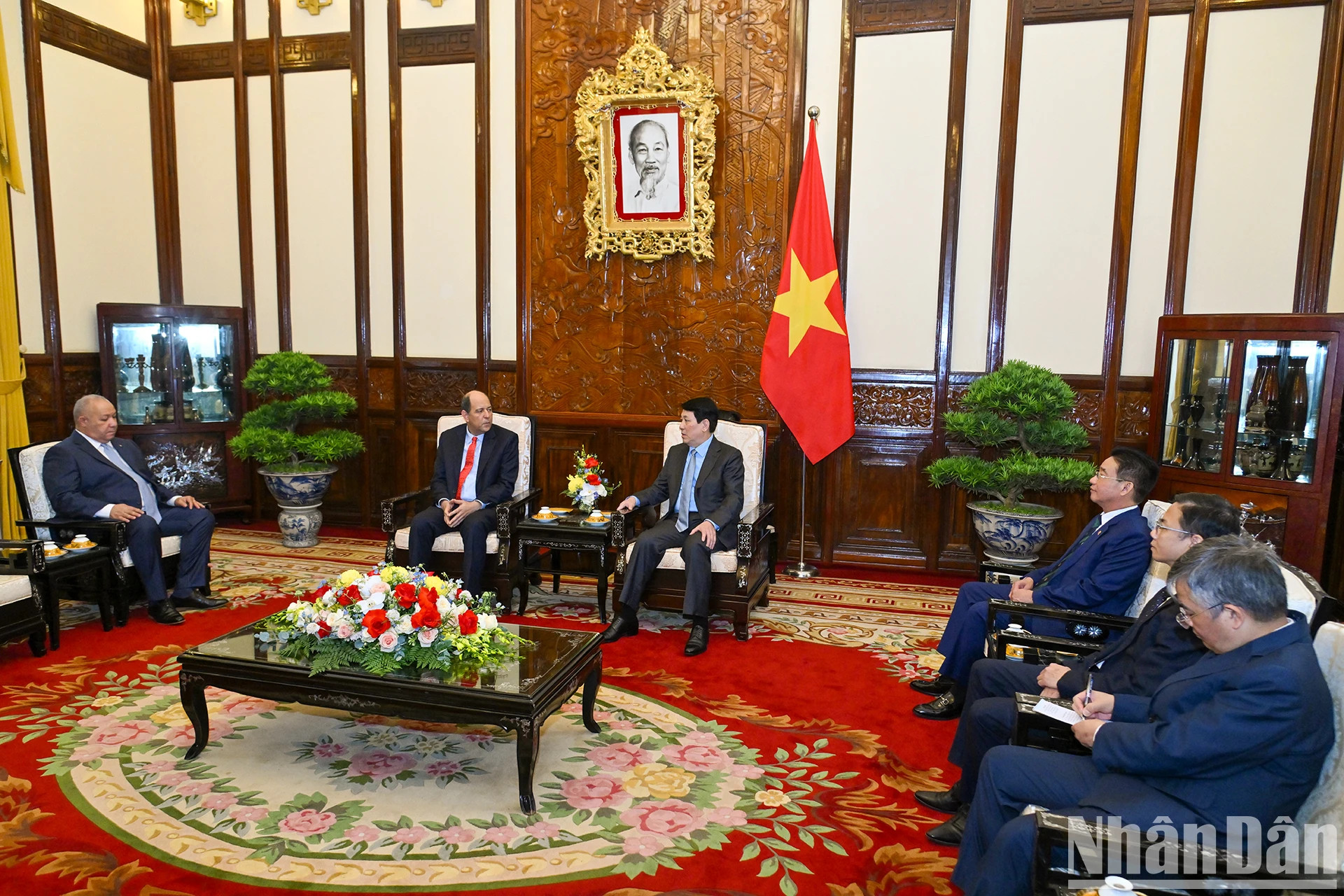 国家主席梁强会见多米尼加共和国新任驻越南大使Reinaldo Rafael Espinal Nunez。 国家主席梁强会见多米尼加共和国新任驻越南大使Reinaldo Rafael Espinal Nunez。