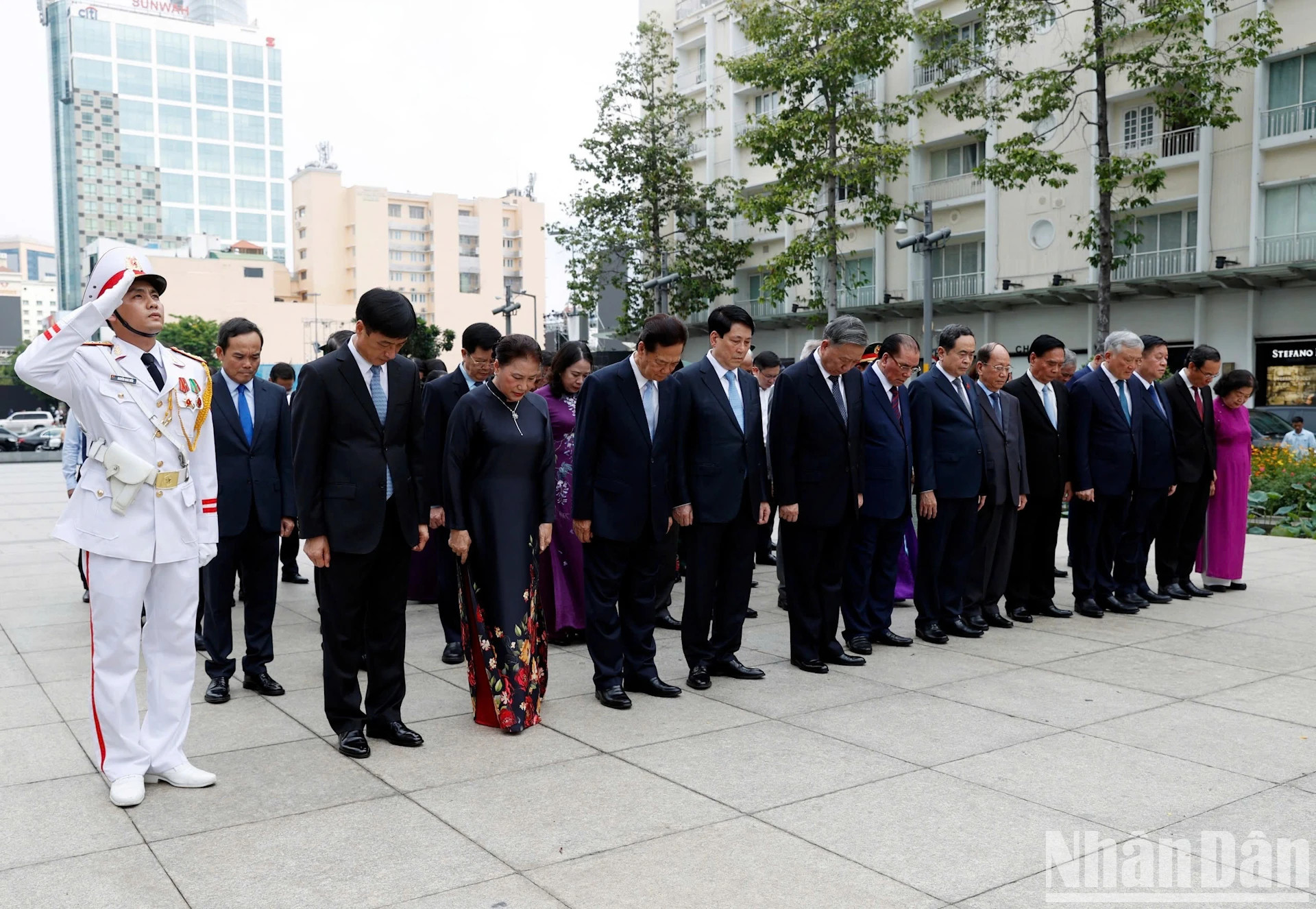 党和国家领导人、原领导人在胡志明主席雕像公园虔诚缅怀胡志明主席。 党和国家领导人、原领导人在胡志明主席雕像公园虔诚缅怀胡志明主席。