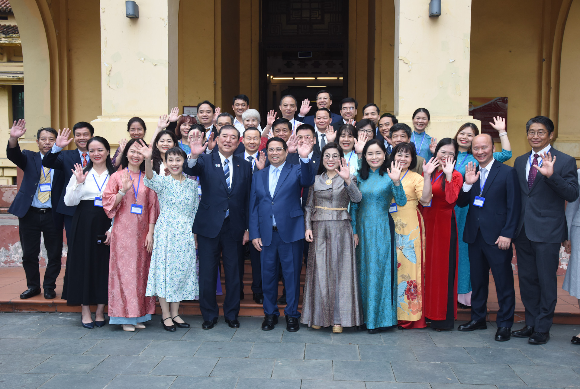 越南政府总理范明正夫妇和日本首相石破茂夫妇与越南国家历史博物馆的干部和工作人员合影留念。