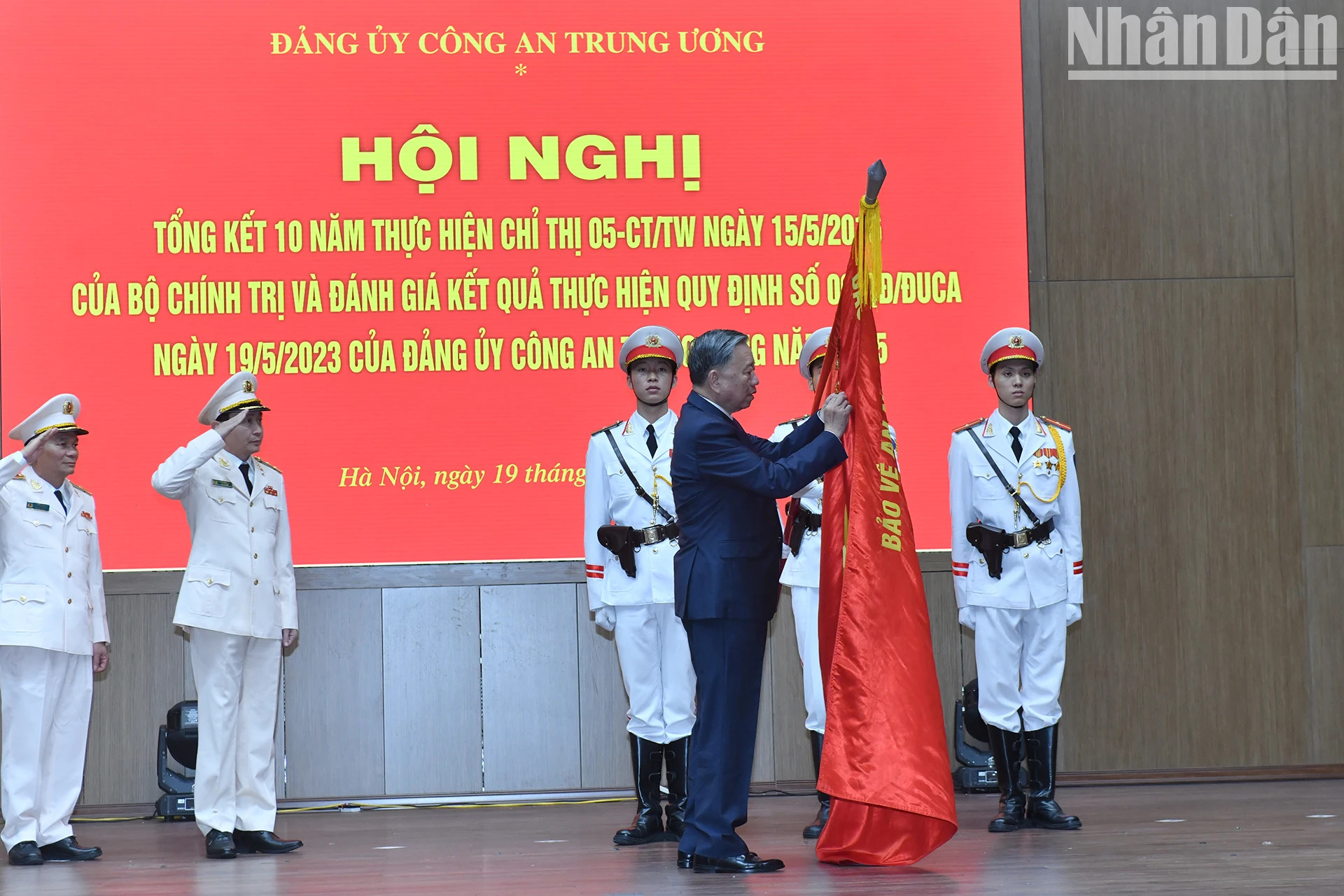 苏林总书记代表党和国家领导人向公安部网络安全与高科技犯罪防控局授予“人民武装力量英雄”称号。