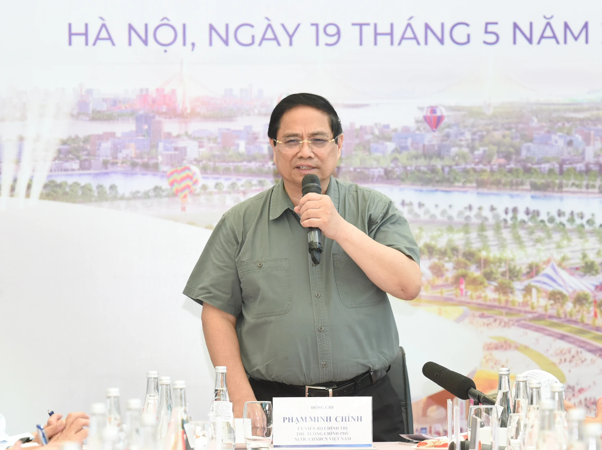 范明正总理在会上发表指导性讲话。 范明正总理在会上发表指导性讲话。