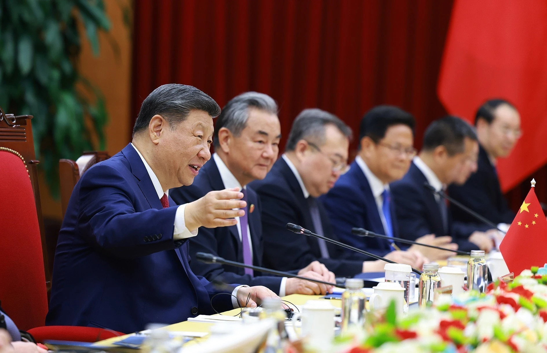 中共中央总书记、中国国家主席习近平在会见中发表讲话。 中共中央总书记、中国国家主席习近平在会见中发表讲话。