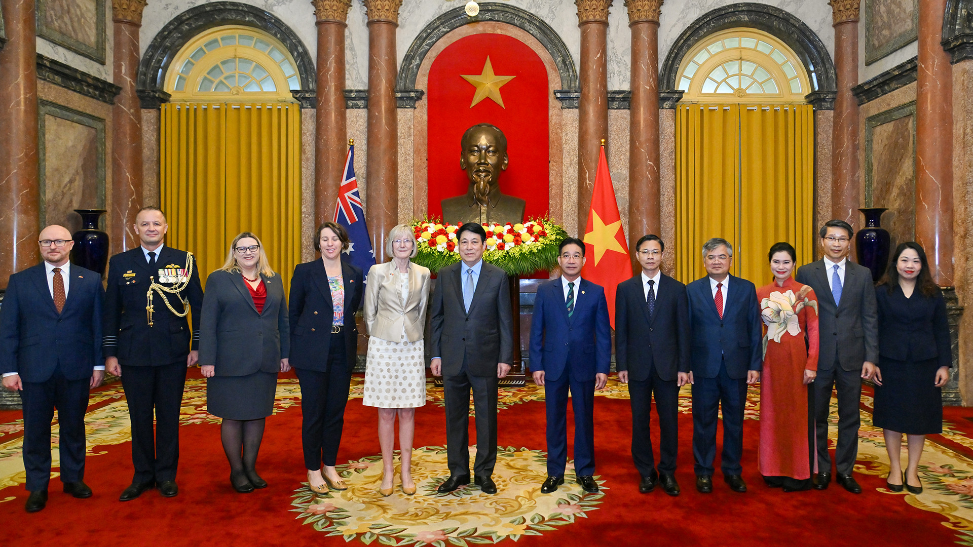 国家主席梁强与澳大利亚新任驻越南大使勃德女士(Gillian Bird)和各位代表合影。
