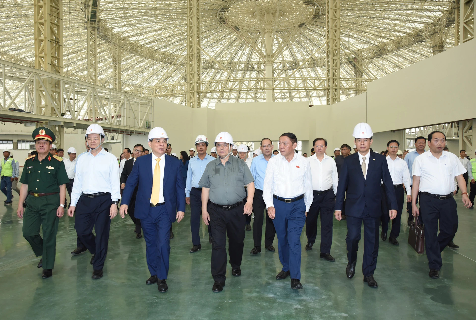 范明正总理视察国家会展中心工程施工进度。 范明正总理视察国家会展中心工程施工进度。