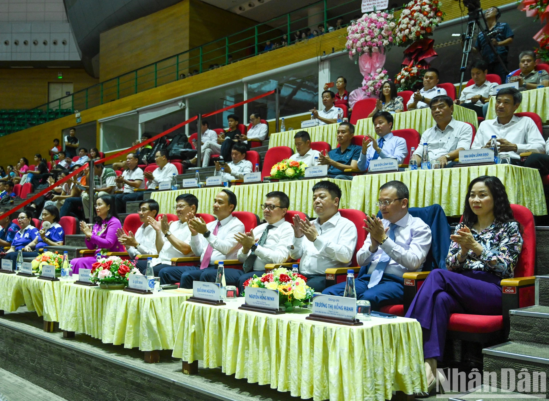 出席开幕式的各位代表。 出席开幕式的各位代表。