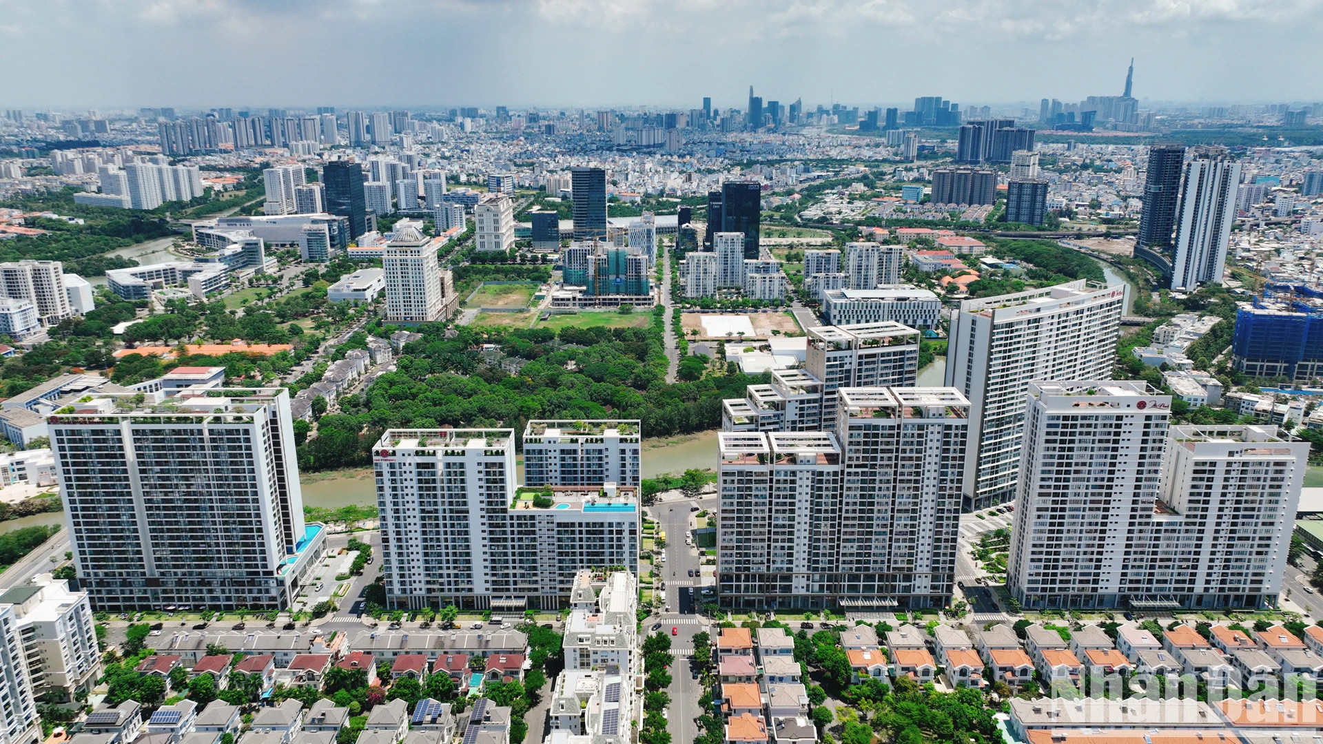 富美兴都市区(第七郡)是全国首个示范城市区。迄今,富美兴都市区已成为胡志明市南部的 财政、贸易、服务、工业、教育等领域的中心。 富美兴都市区(第七郡)是全国首个示范城市区。迄今,富美兴都市区已成为胡志明市南部的 财政、贸易、服务、工业、教育等领域的中心。