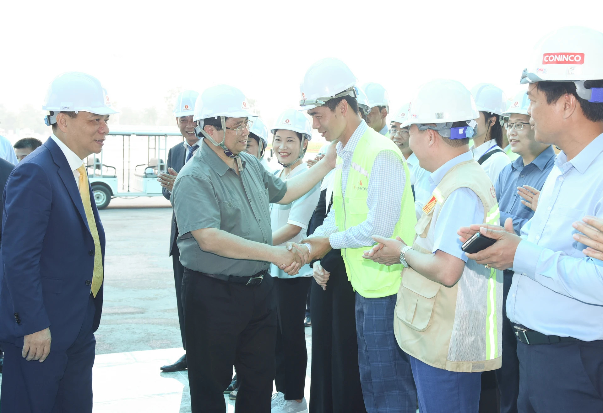 范明正总理看望慰问并鼓励国家会展中心建设项目在一线的工人和工程师。 范明正总理看望慰问并鼓励国家会展中心建设项目在一线的工人和工程师。