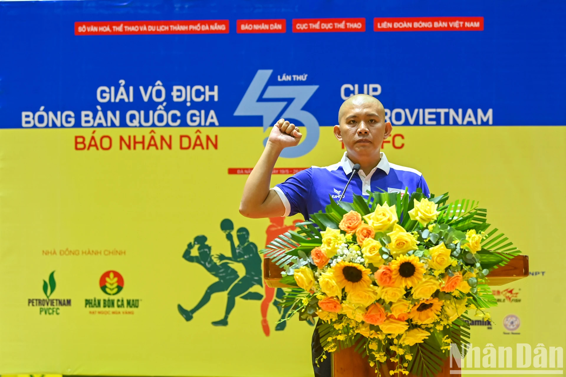 国际裁判员黄方辉代表本次赛事的裁判员队伍庄严宣誓。 国际裁判员黄方辉代表本次赛事的裁判员队伍庄严宣誓。