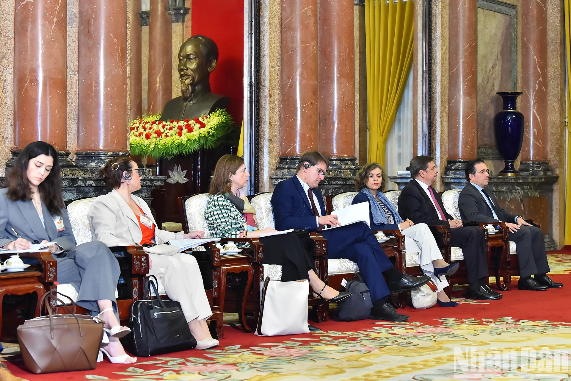 陪同西班牙首相佩德罗·桑切斯访问越南的西方代表团成员。