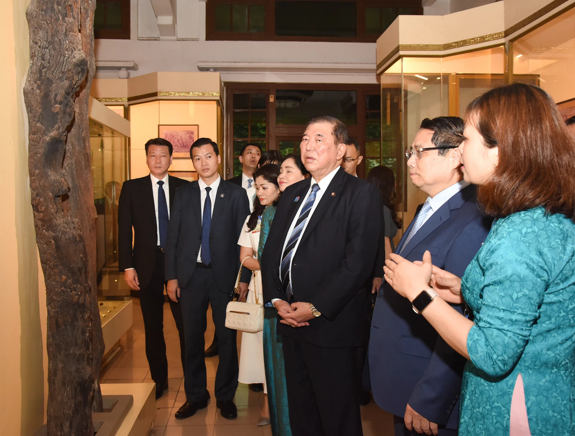 越南国家历史博物馆的干部和工作人员向政府总理范明正夫妇和日本首相石破茂夫妇介绍博物馆的文物。 越南国家历史博物馆的干部和工作人员向政府总理范明正夫妇和日本首相石破茂夫妇介绍博物馆的文物。