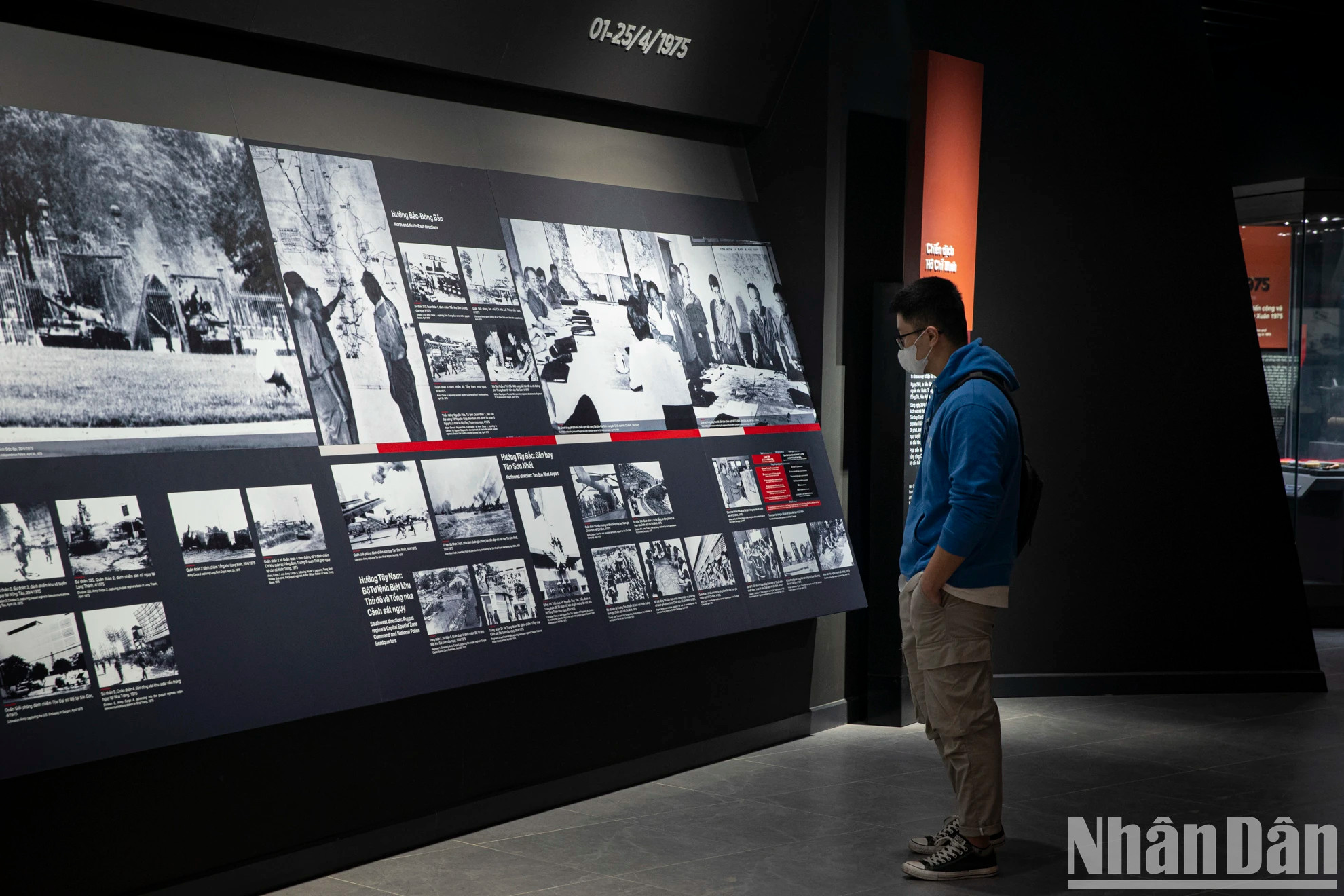 游客观看在胡志明战役中记录下来的照片。 游客观看在胡志明战役中记录下来的照片。