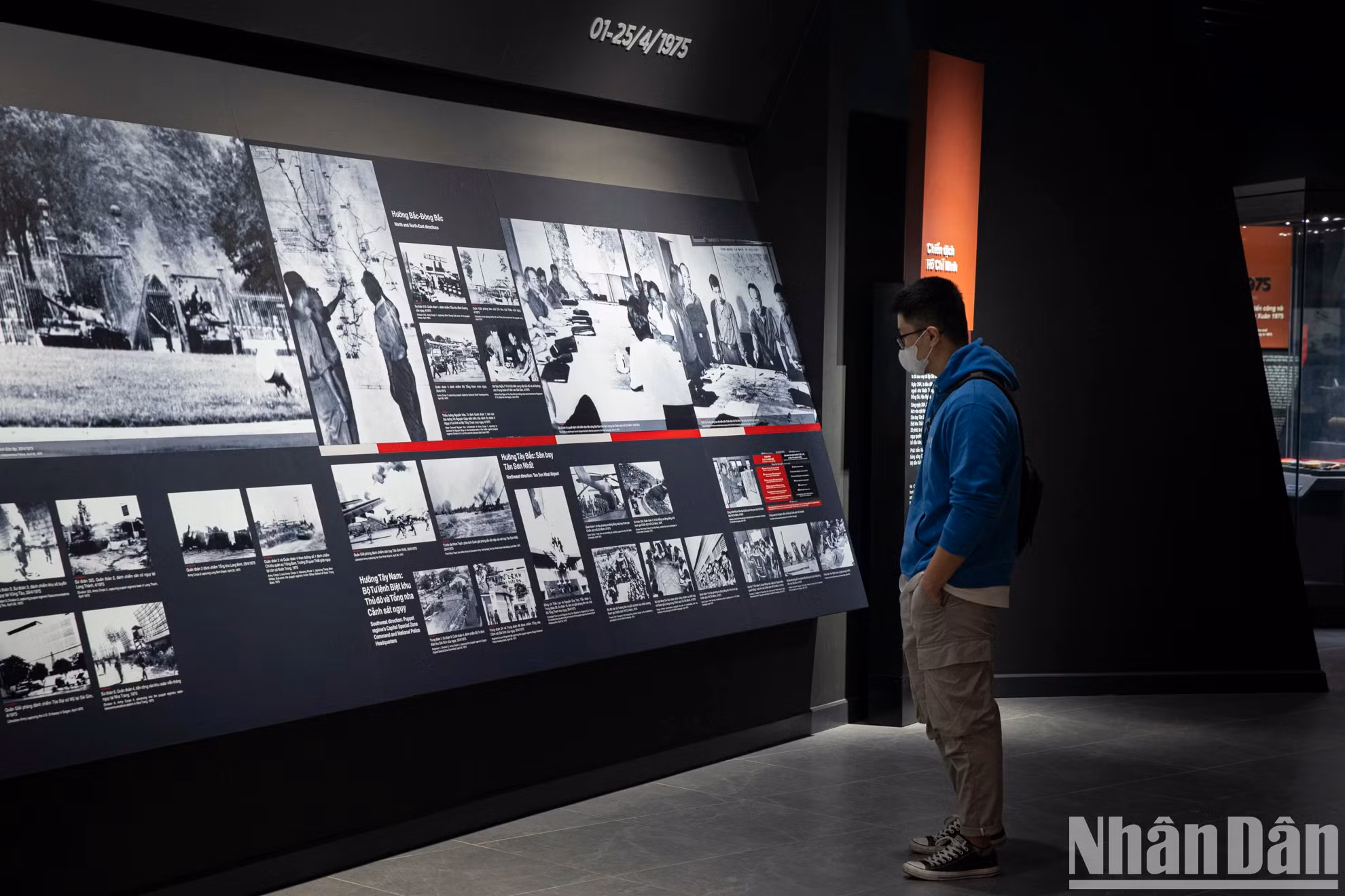 游客观看在胡志明战役中记录下来的照片。 游客观看在胡志明战役中记录下来的照片。