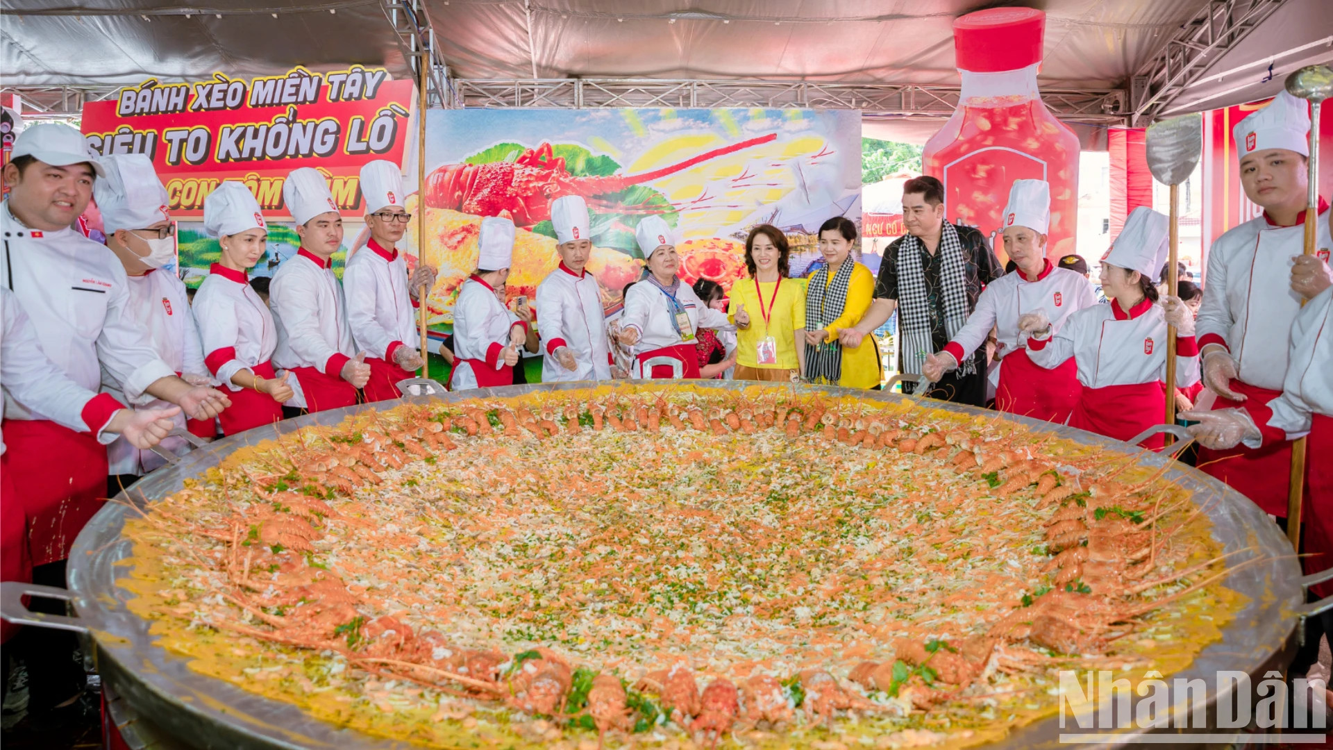 展示超大龙虾馅的煎饼。