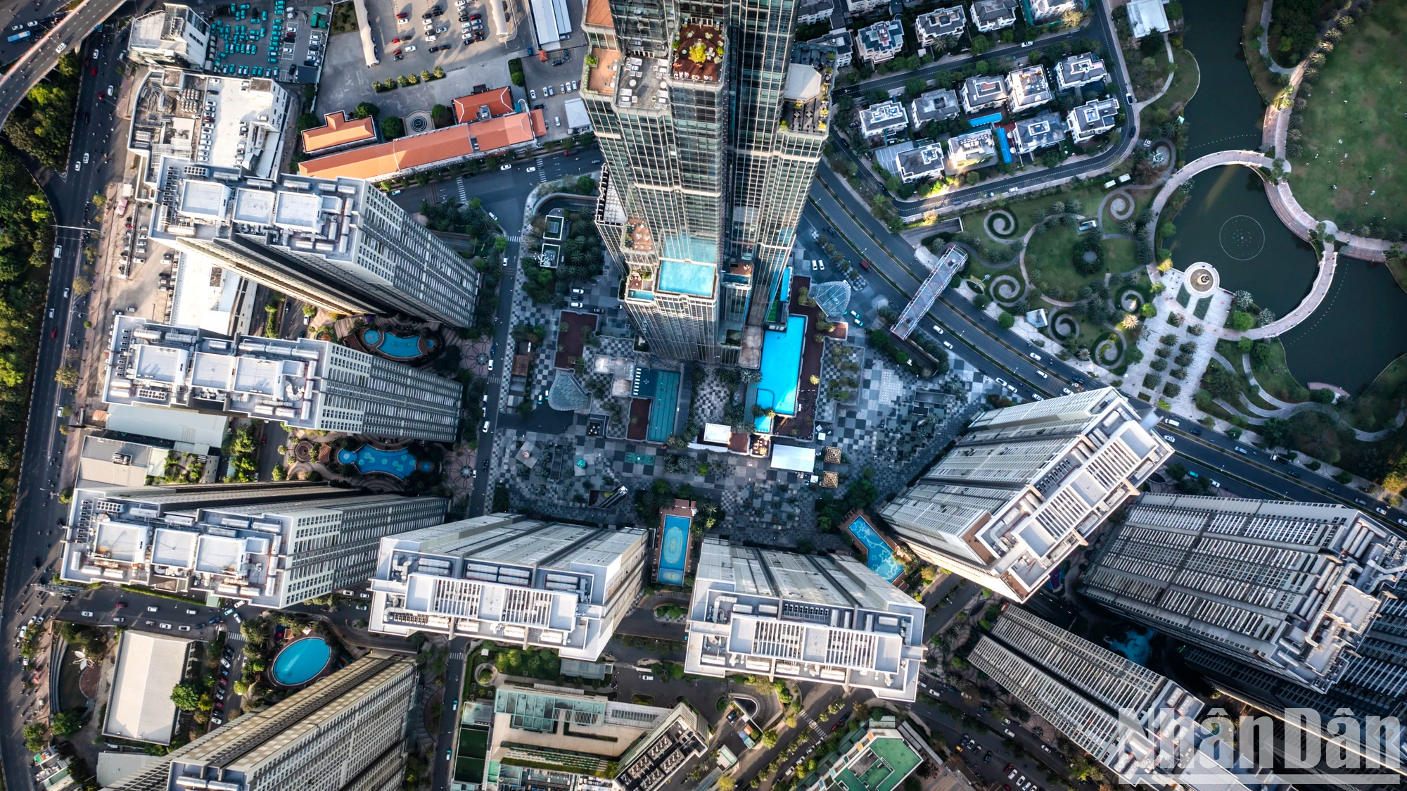 经过多年建设与发展之后,如今胡志明市已拥有数百座摩天大楼。 经过多年建设与发展之后,如今胡志明市已拥有数百座摩天大楼。