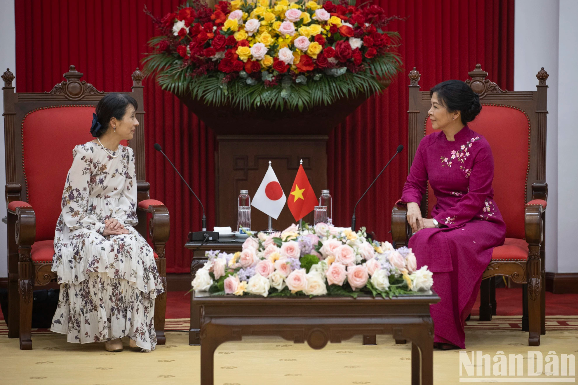 越共中央总书记苏林的夫人吴芳璃会见日本首相石破茂(Ishiba Shigeru)的夫人石破佳子。 越共中央总书记苏林的夫人吴芳璃会见日本首相石破茂(Ishiba Shigeru)的夫人石破佳子。