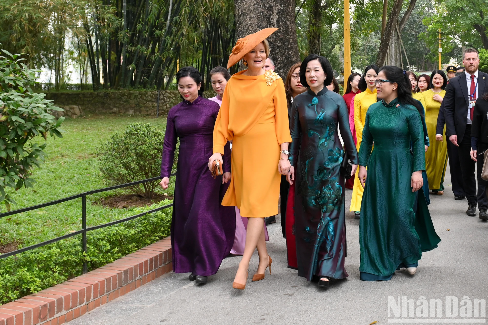 比利时王后玛蒂尔德和越南国家主席夫人阮氏明月参观主席府遗迹区内的胡伯伯高脚屋。 比利时王后玛蒂尔德和越南国家主席夫人阮氏明月参观主席府遗迹区内的胡伯伯高脚屋。