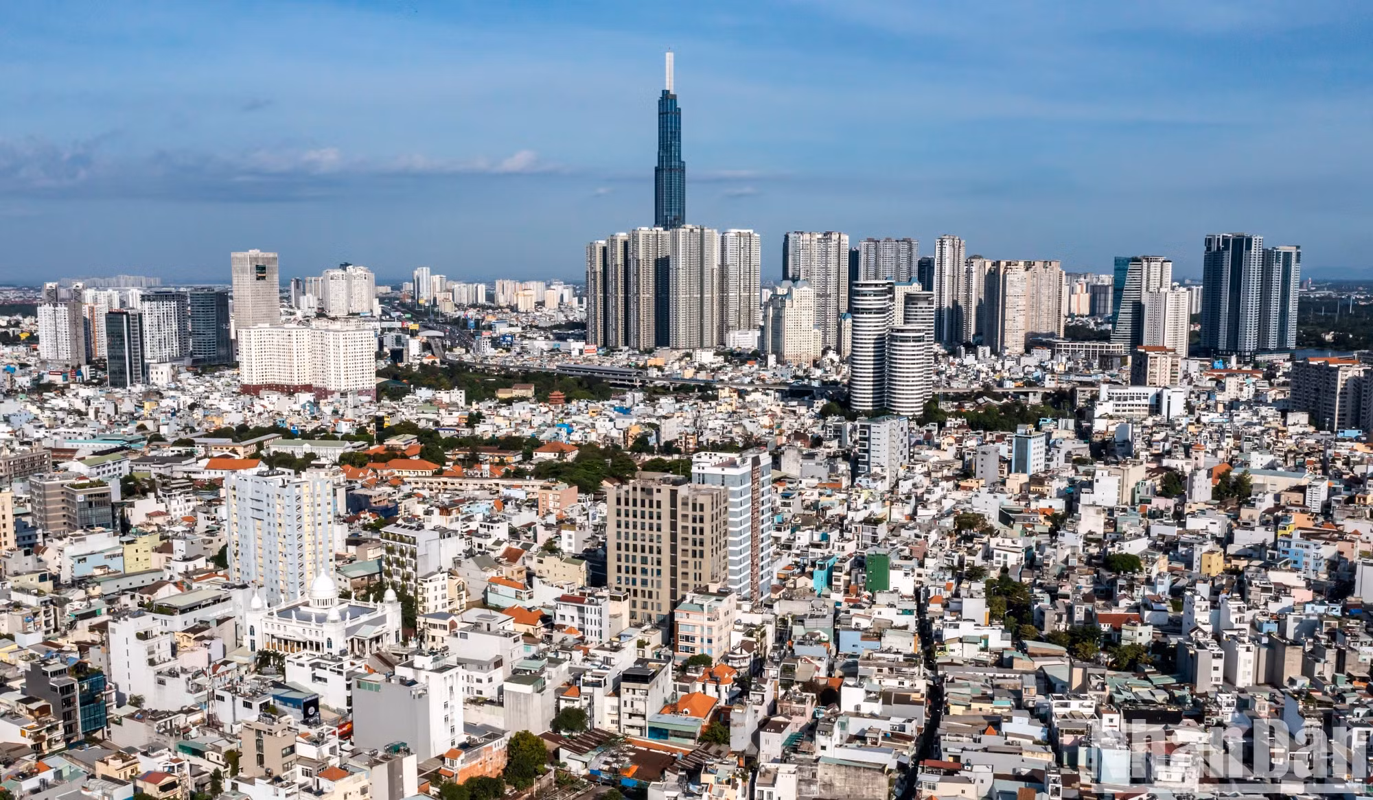 半个世纪已经过去，近年来，胡志明市焕发新生，发展势头与其百年来存在的美名相匹配。