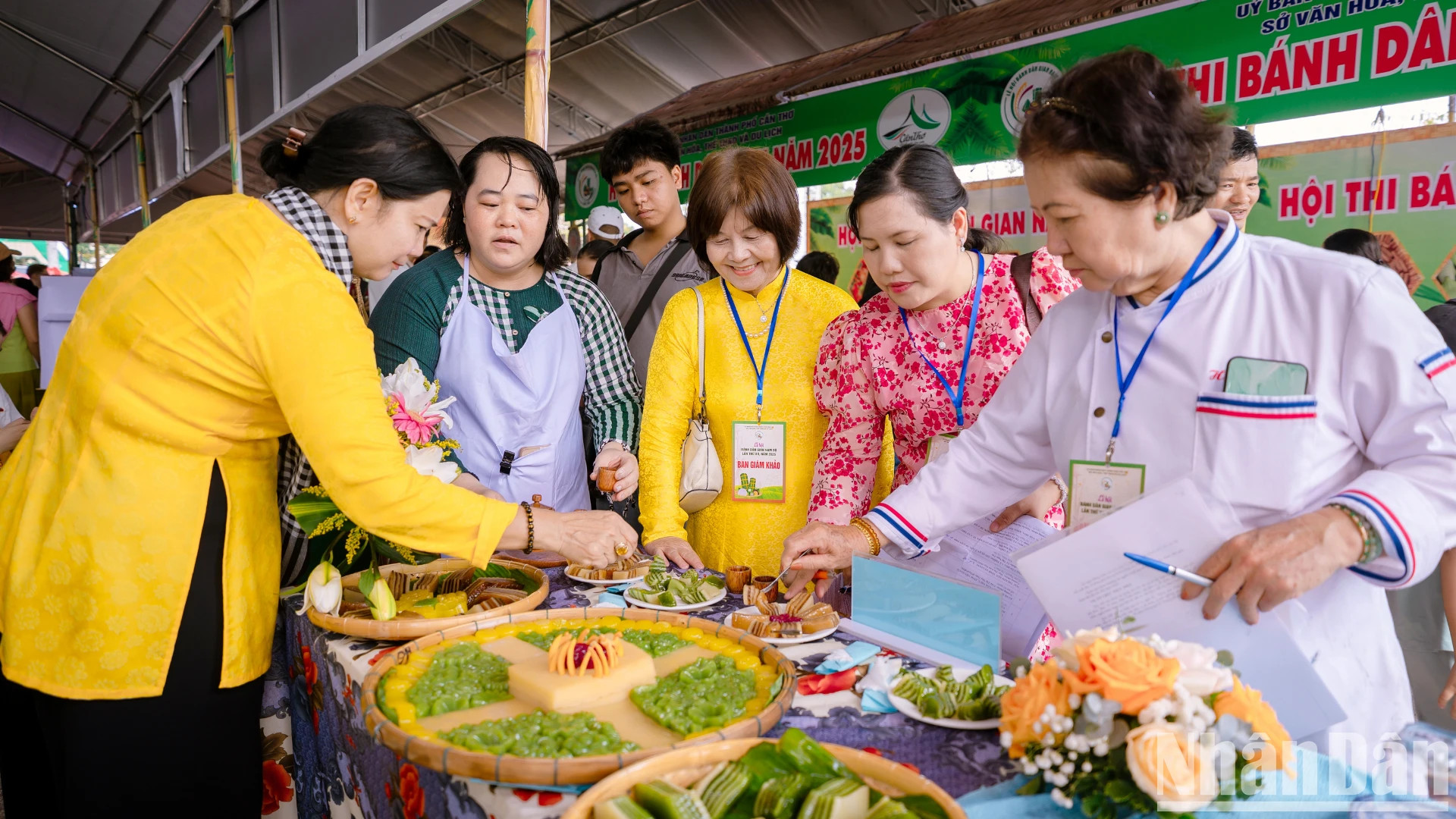 评审委员会对2025年第十二届南部民间糕饼节上的数百种糕饼进行评分。