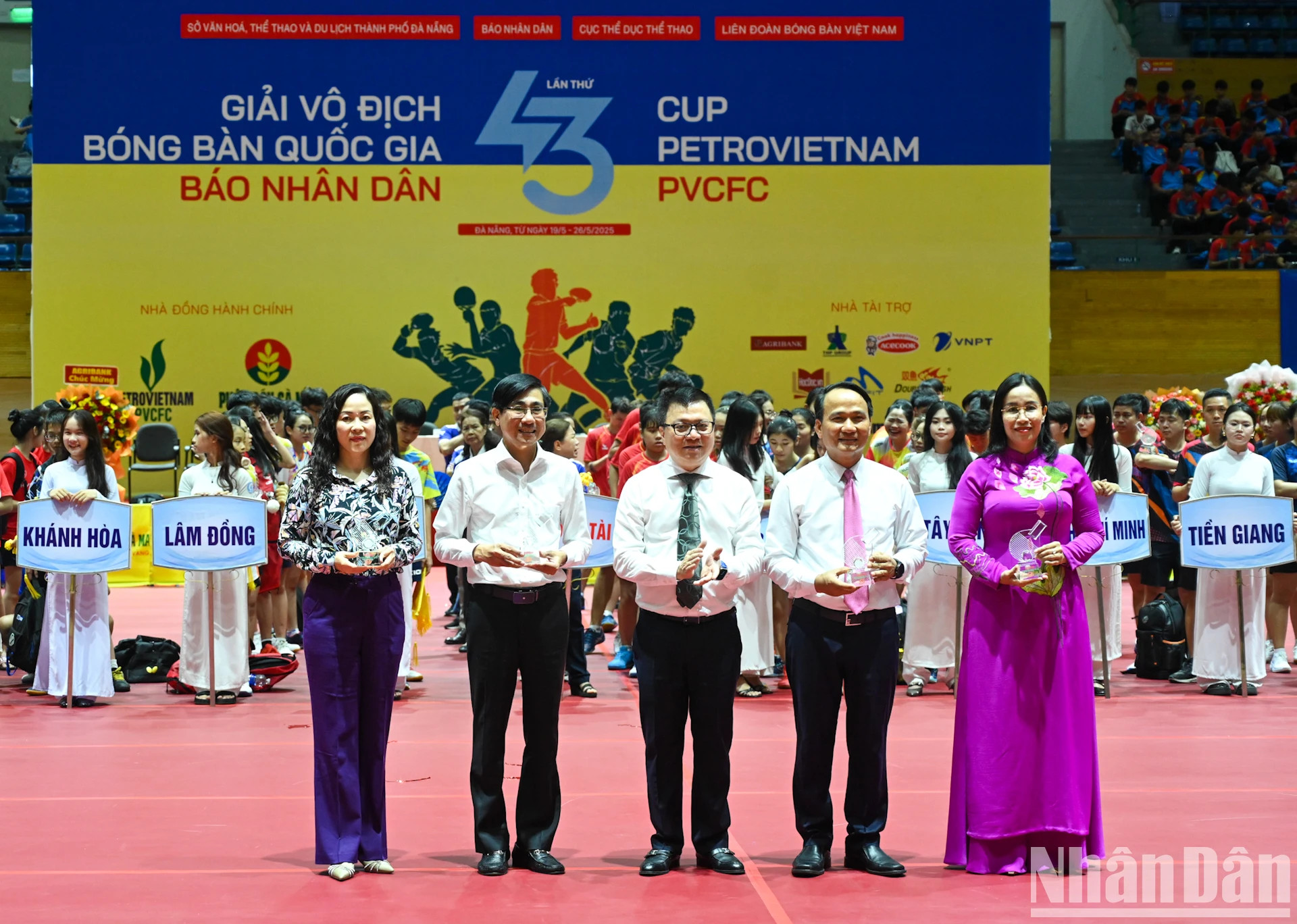 黎国明同志向岘港市领导赠送纪念章,对岘港市在举办第43届《人民报》全国乒乓球锦标赛中作出的重要贡献。 黎国明同志向岘港市领导赠送纪念章,对岘港市在举办第43届《人民报》全国乒乓球锦标赛中作出的重要贡献。