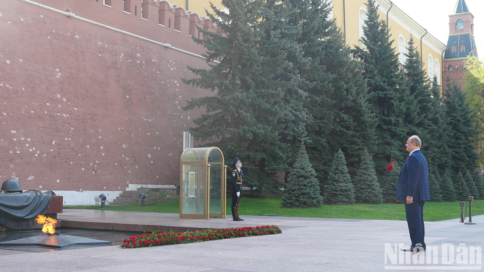 俄罗斯联邦共产党中央委员会主席根纳季·久加诺夫在无名烈士墓不熄火焰前敬献鲜花。