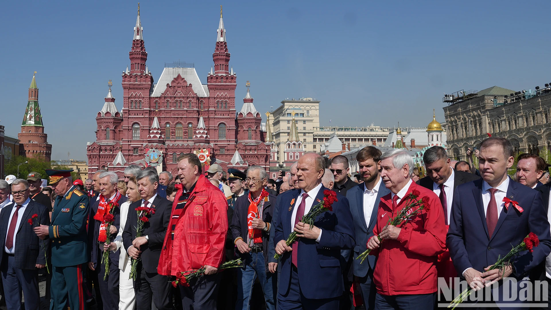 俄罗斯联邦共产党中央委员会主席根纳季·久加诺夫（Gennady Zyuganov）手捧鲜花，与民众和同志们一起依次缓步上前，瞻仰列宁陵并敬献鲜花，纪念国际无产阶级革命家列宁诞辰155周年。