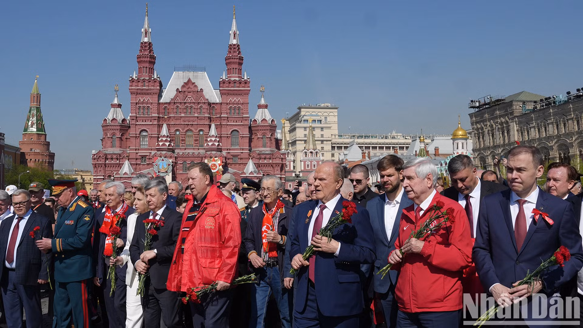 俄罗斯联邦共产党中央委员会主席根纳季·久加诺夫（Gennady Zyuganov）手捧鲜花，与民众和同志们一起依次缓步上前，瞻仰列宁陵并敬献鲜花，纪念国际无产阶级革命家列宁诞辰155周年。