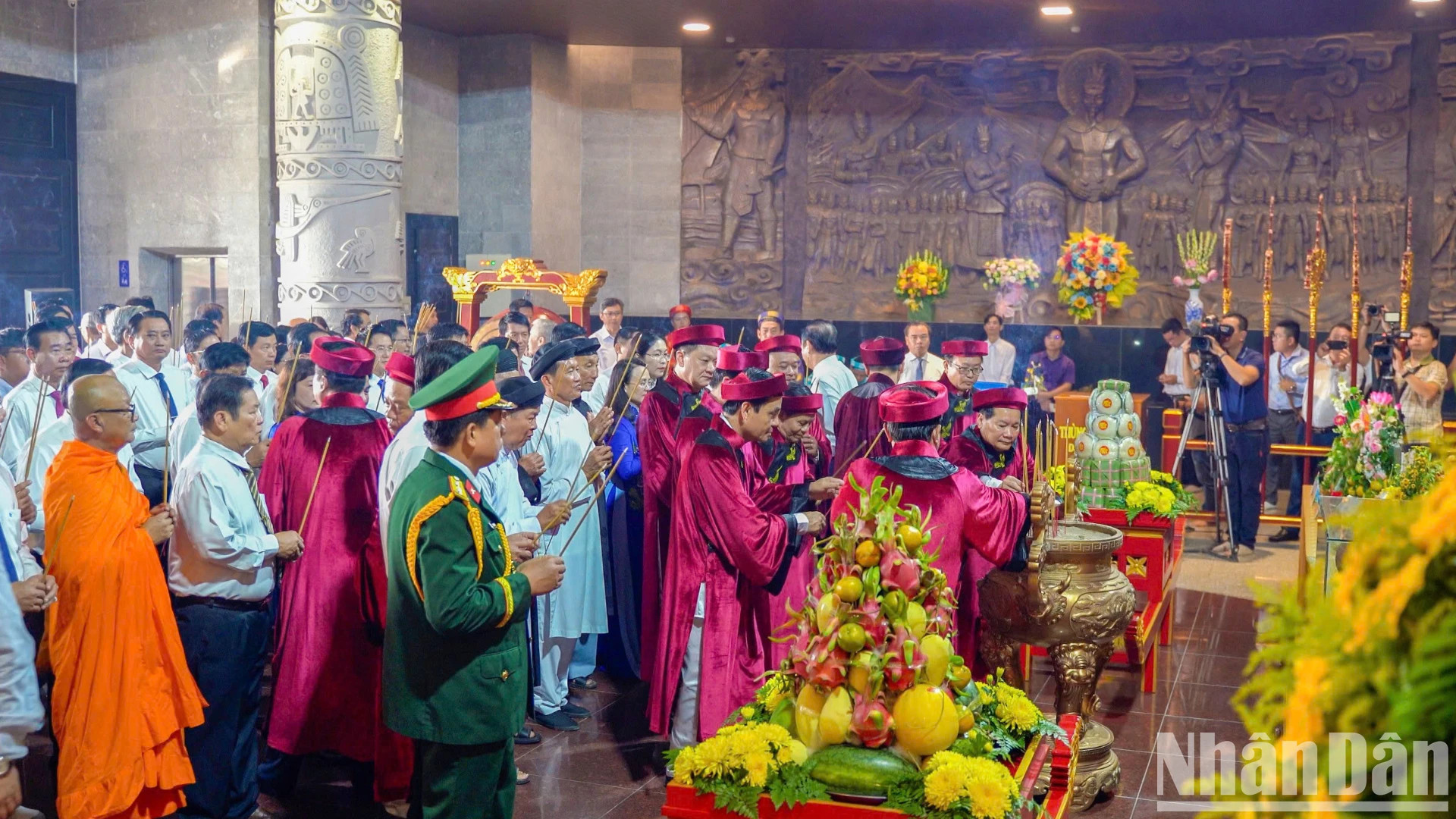 芹苴市领导与广大人民群众共同向国祖雄王敬香。