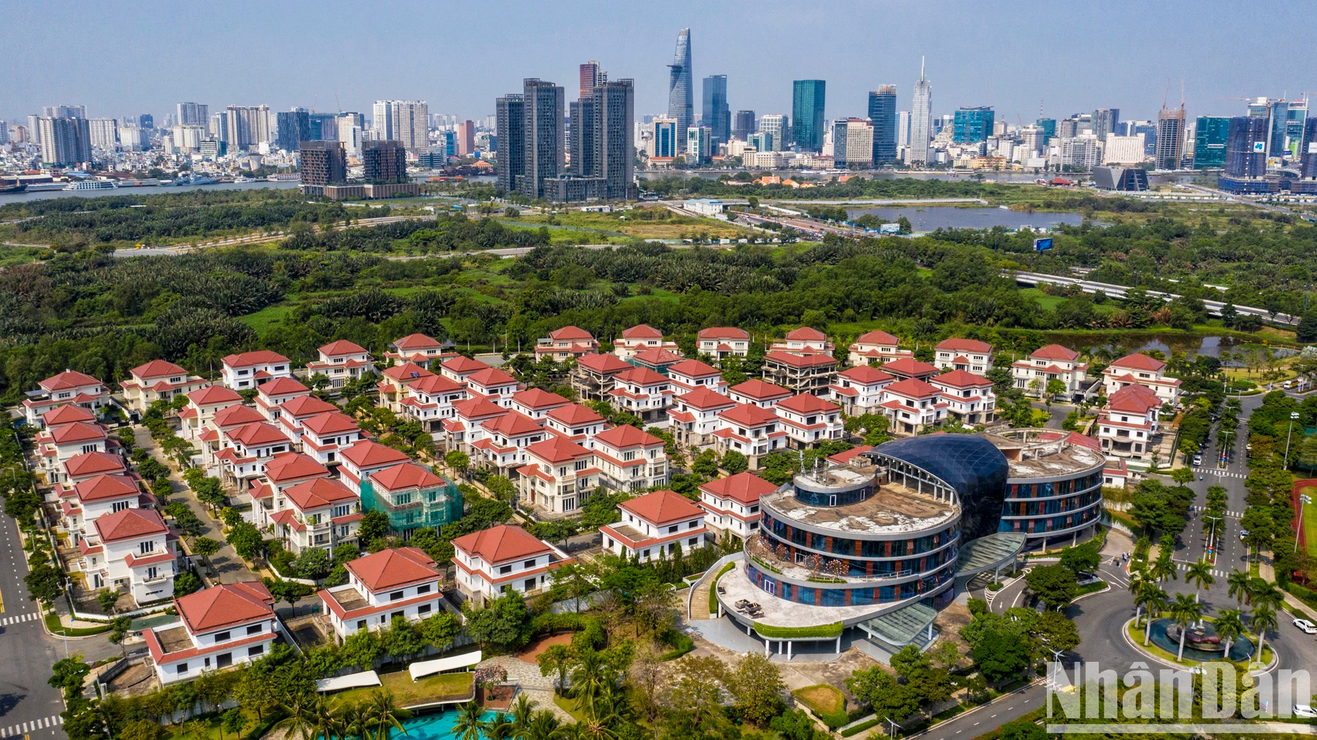 守添都市区(位于西贡河东岸,面对第一郡)被规划为胡志明市的一个新兴、现代化、扩展型 中心(现属于新成立的守德市)。这是一个与自然景观条件紧密结合的可持续发展新城区。 守添都市区(位于西贡河东岸,面对第一郡)被规划为胡志明市的一个新兴、现代化、扩展型 中心(现属于新成立的守德市)。这是一个与自然景观条件紧密结合的可持续发展新城区。