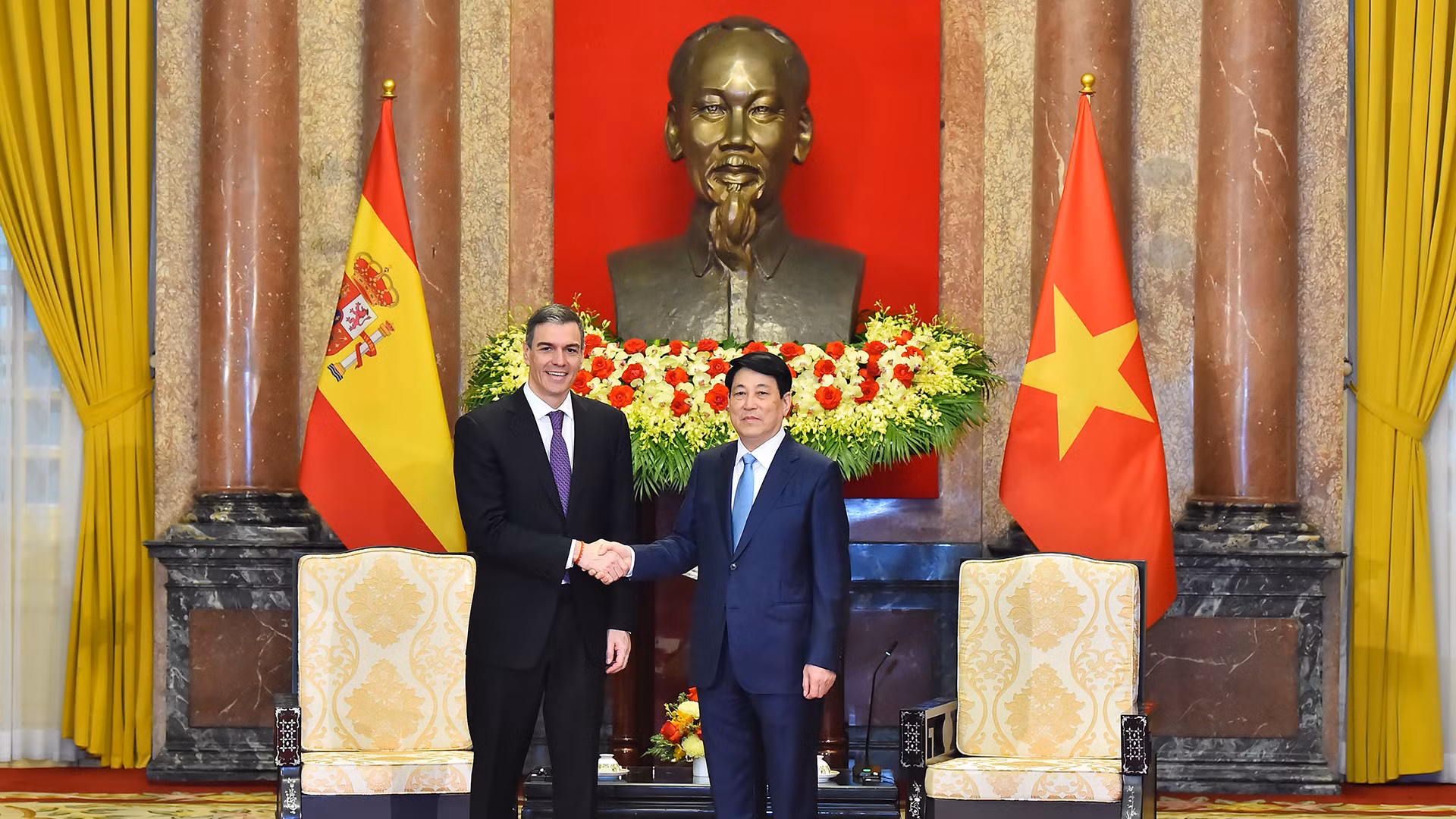 越南国家主席梁强会见西班牙首相佩德罗·桑切斯。
