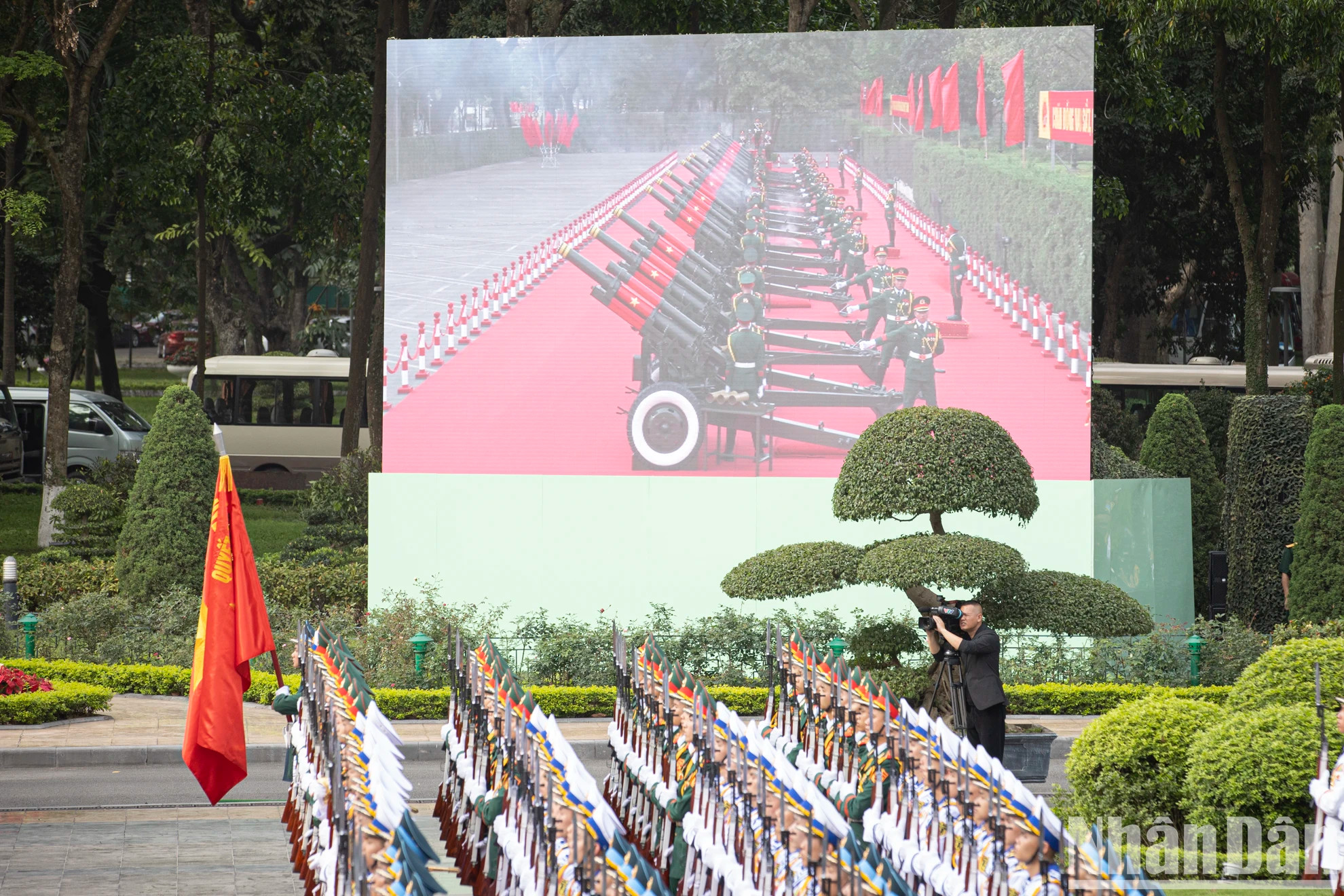 在升龙皇城鸣放21响礼炮,欢迎中共中央总书记、中国国家主席习近平对越南进行国事访问。 在升龙皇城鸣放21响礼炮,欢迎中共中央总书记、中国国家主席习近平对越南进行国事访问。