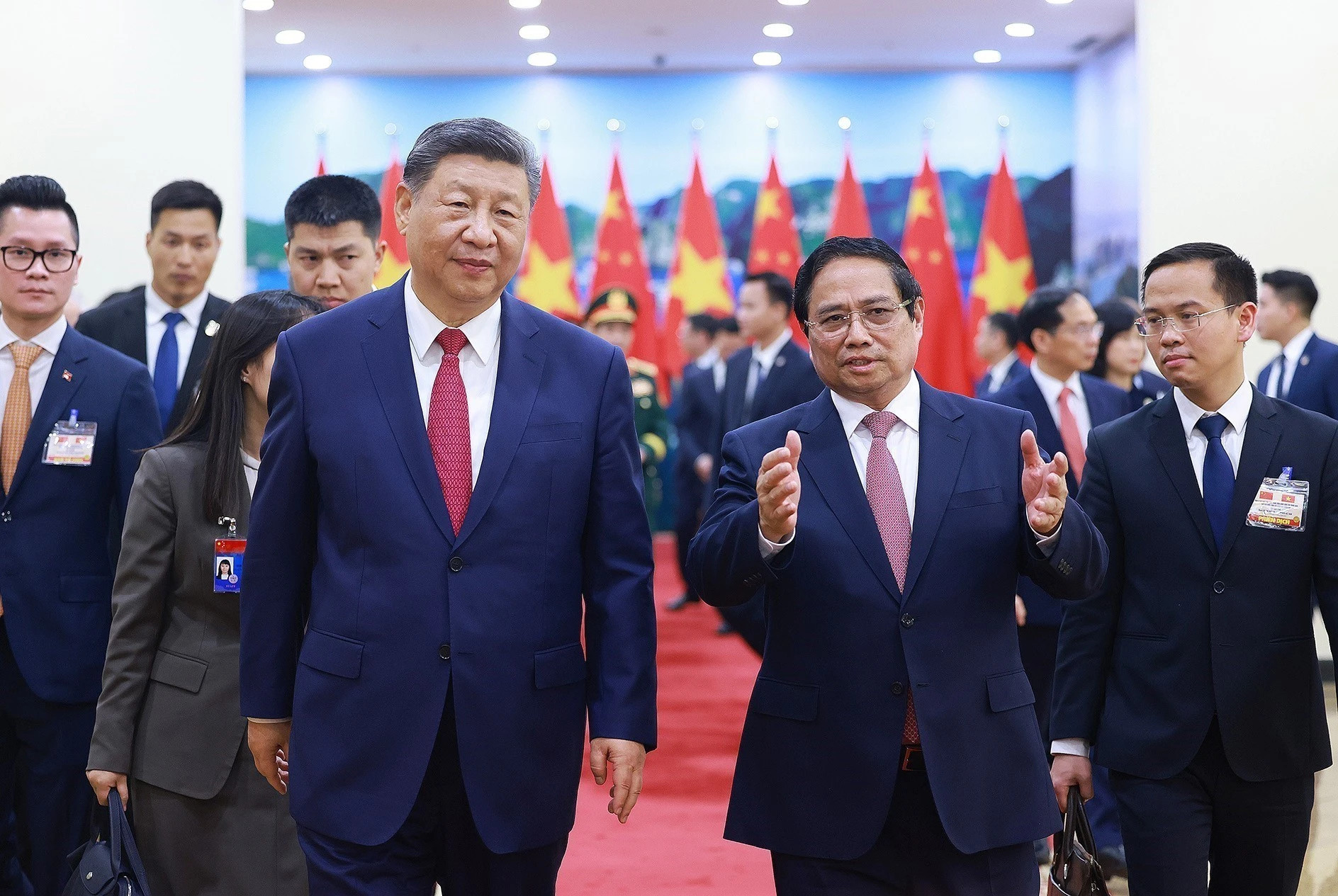 越南政府总理范明正迎接中共中央总书记、中国国家主席习近平。