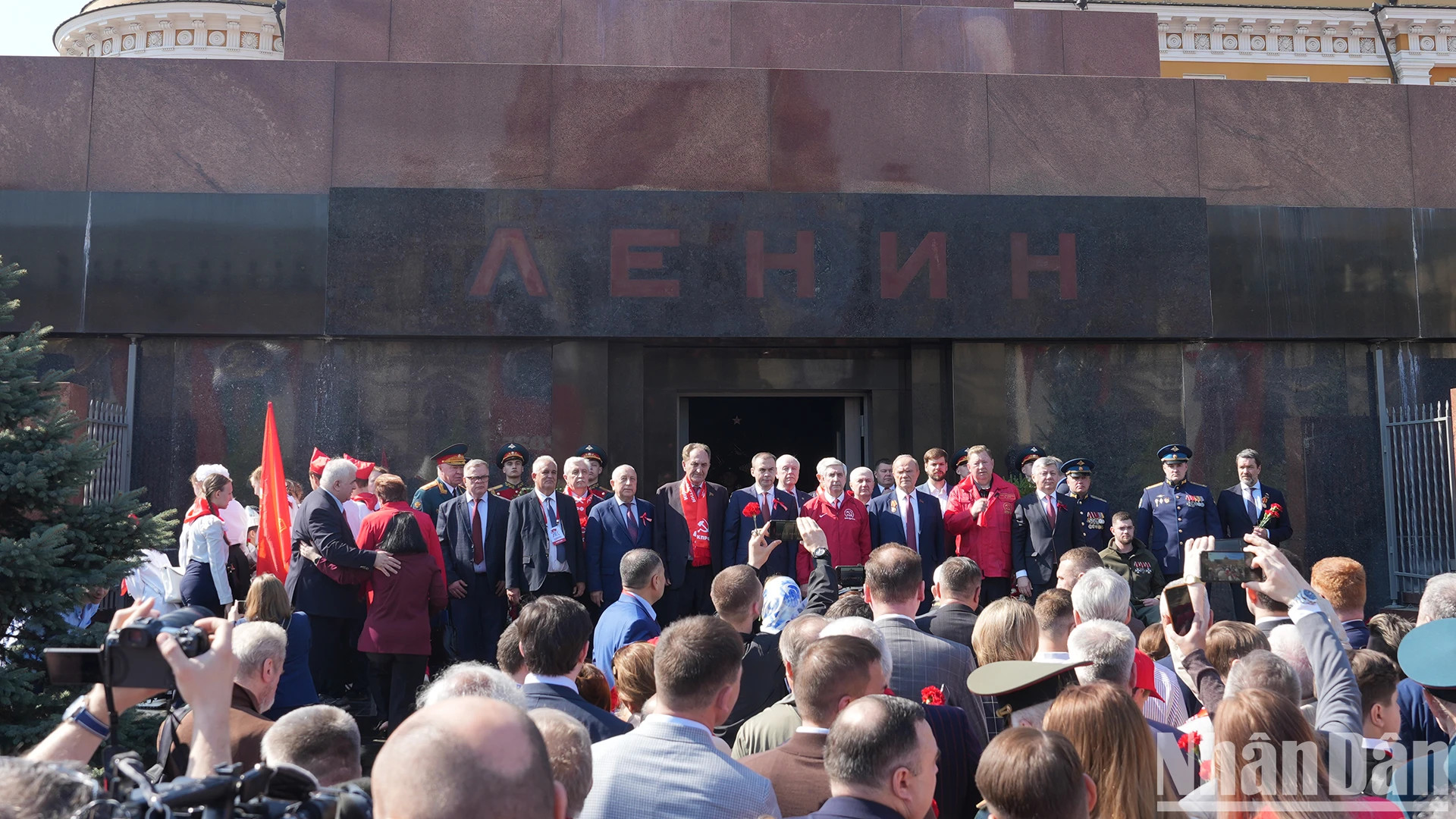 各位代表在列宁陵前合影留念。