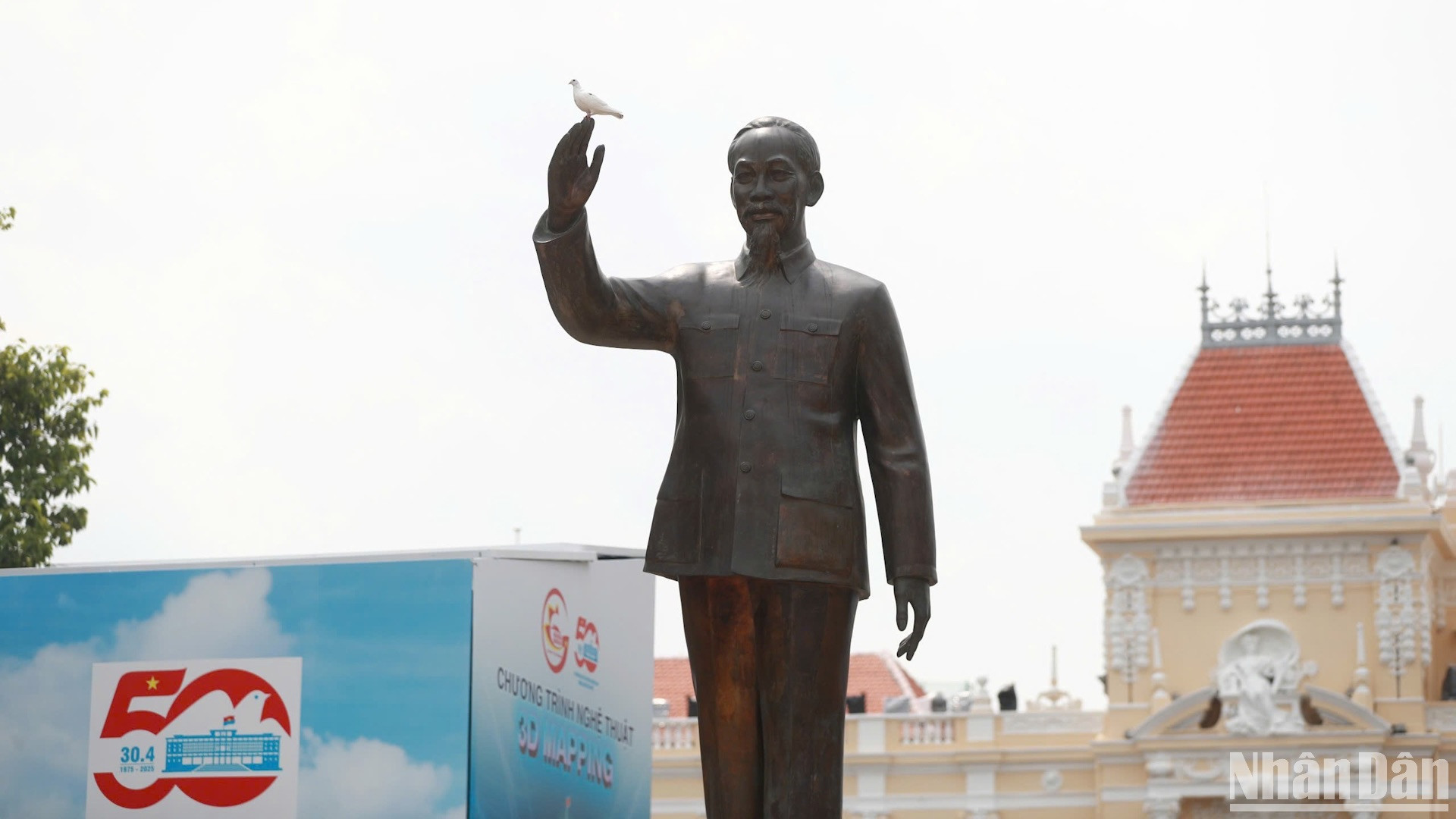 位于胡志明市第一郡的胡志明主席雕像公园。
