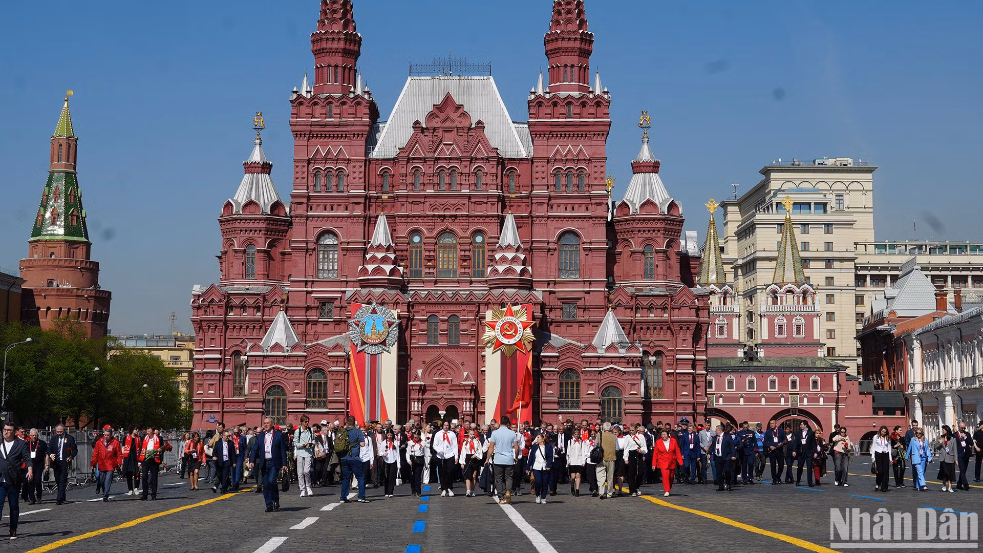 列宁同志诞辰155周年纪念活动在莫斯科红场举行。