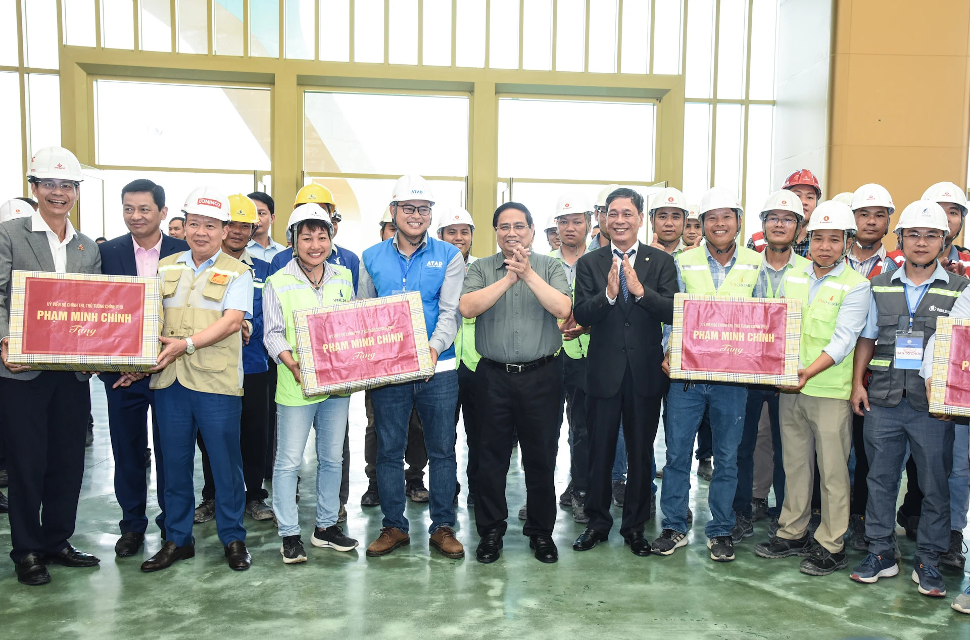 范明正总理向国家会展中心建设项目一线工人和工程师赠送礼物。 范明正总理向国家会展中心建设项目一线工人和工程师赠送礼物。