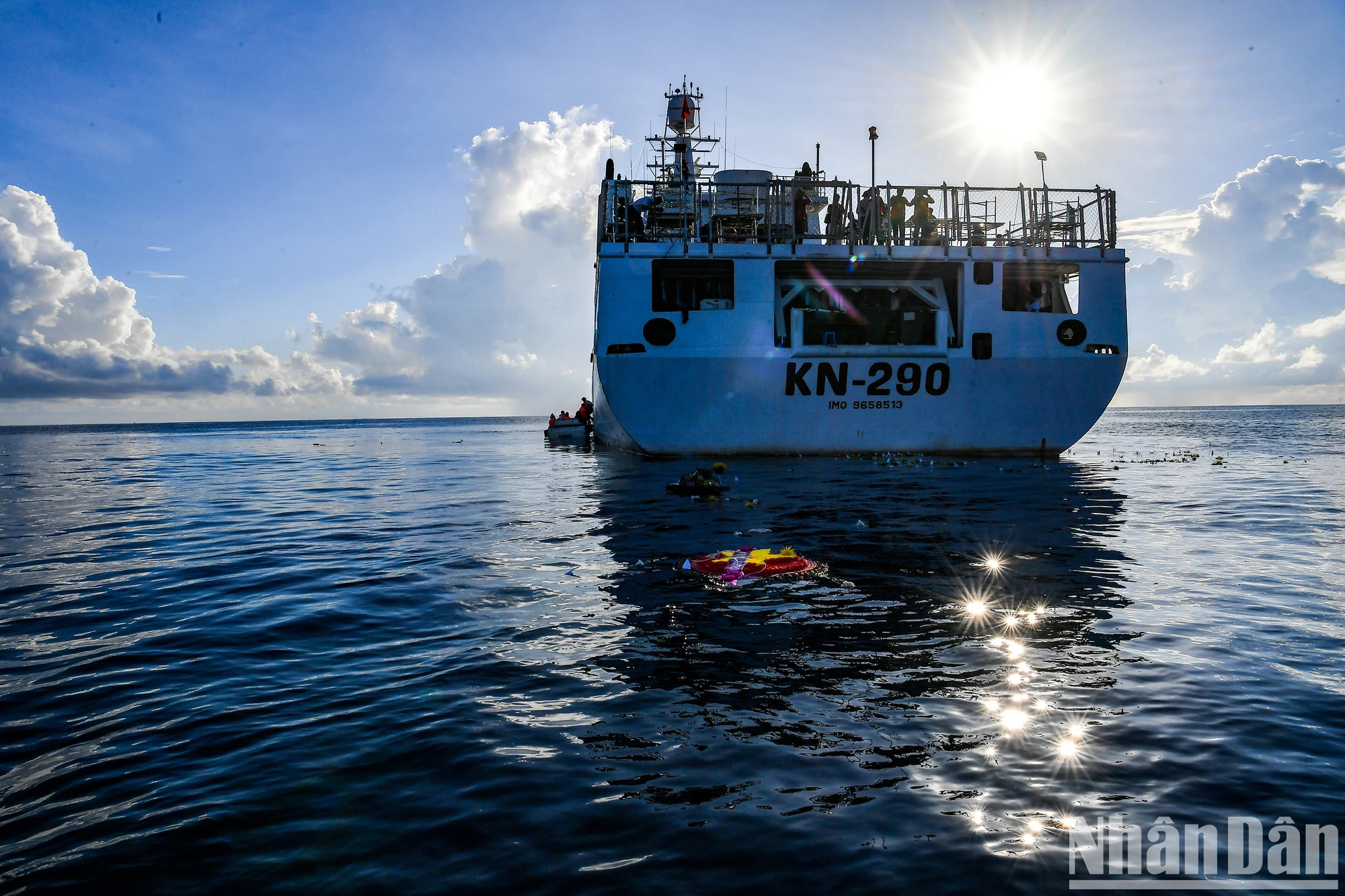 三十七年来，回顾历史不仅是为了缅怀和致敬。英烈们为捍卫祖国神圣的海洋岛屿主权作出的牺牲是确保国家主权永不可侵犯的根基。
