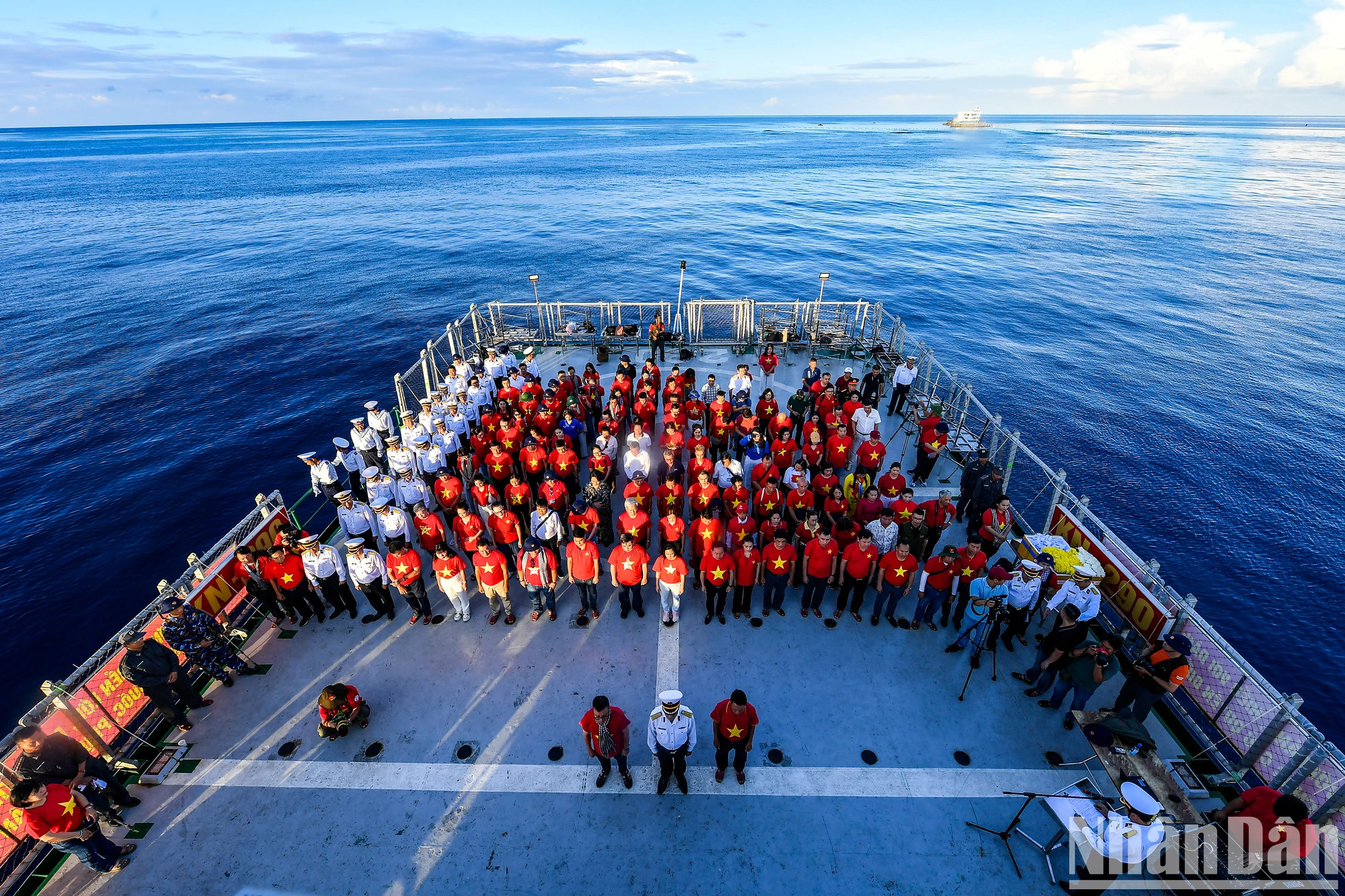 在探访鬼鹿礁（Gạc Ma）、孤伶礁（Cô Lin）和带刀礁（Len Đao）时，工作代表团隆重举行64位为捍卫祖国神圣的海洋和岛屿主权事业而牺牲的干部和战士的悼念仪式。