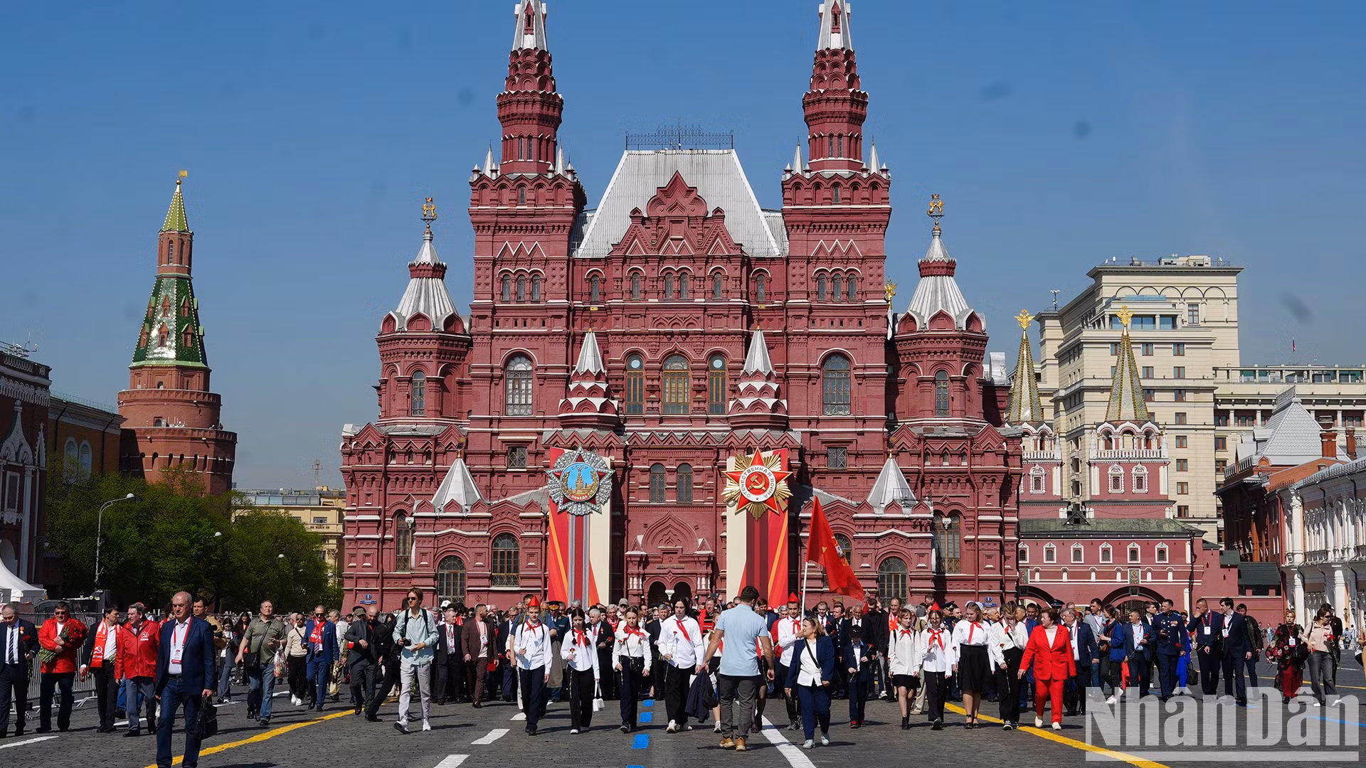 代表们手持旗帜、鲜花和列宁肖像前往列宁陵前。