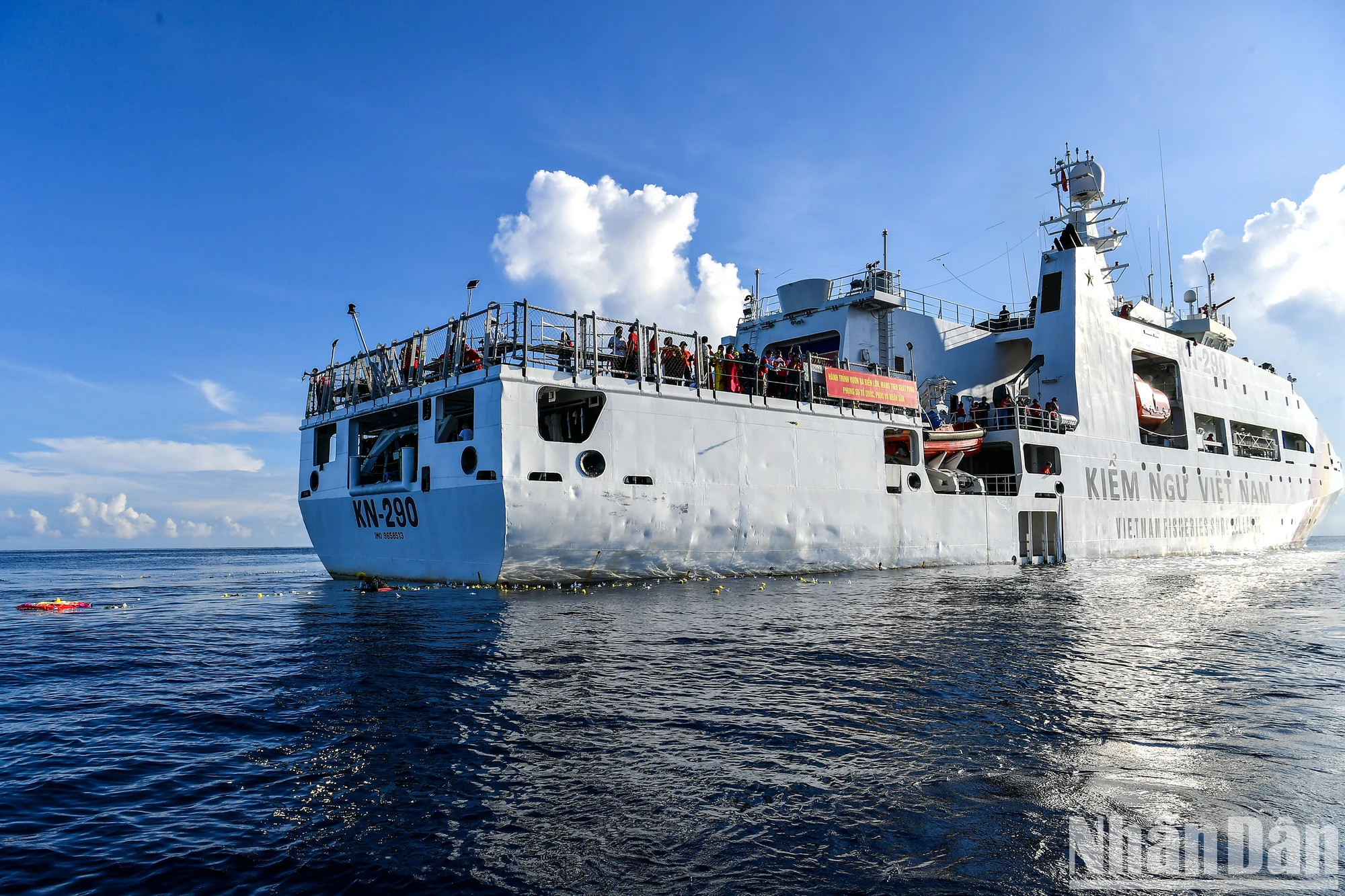 由全国各新闻媒体机构100名领导和记者组成的越南新闻工作者协会工作代表团在探访长沙群岛军民的海程途中，抵达了鬼鹿礁（Gạc Ma）、孤伶礁（Cô Lin）和带刀礁（Len Đao）。