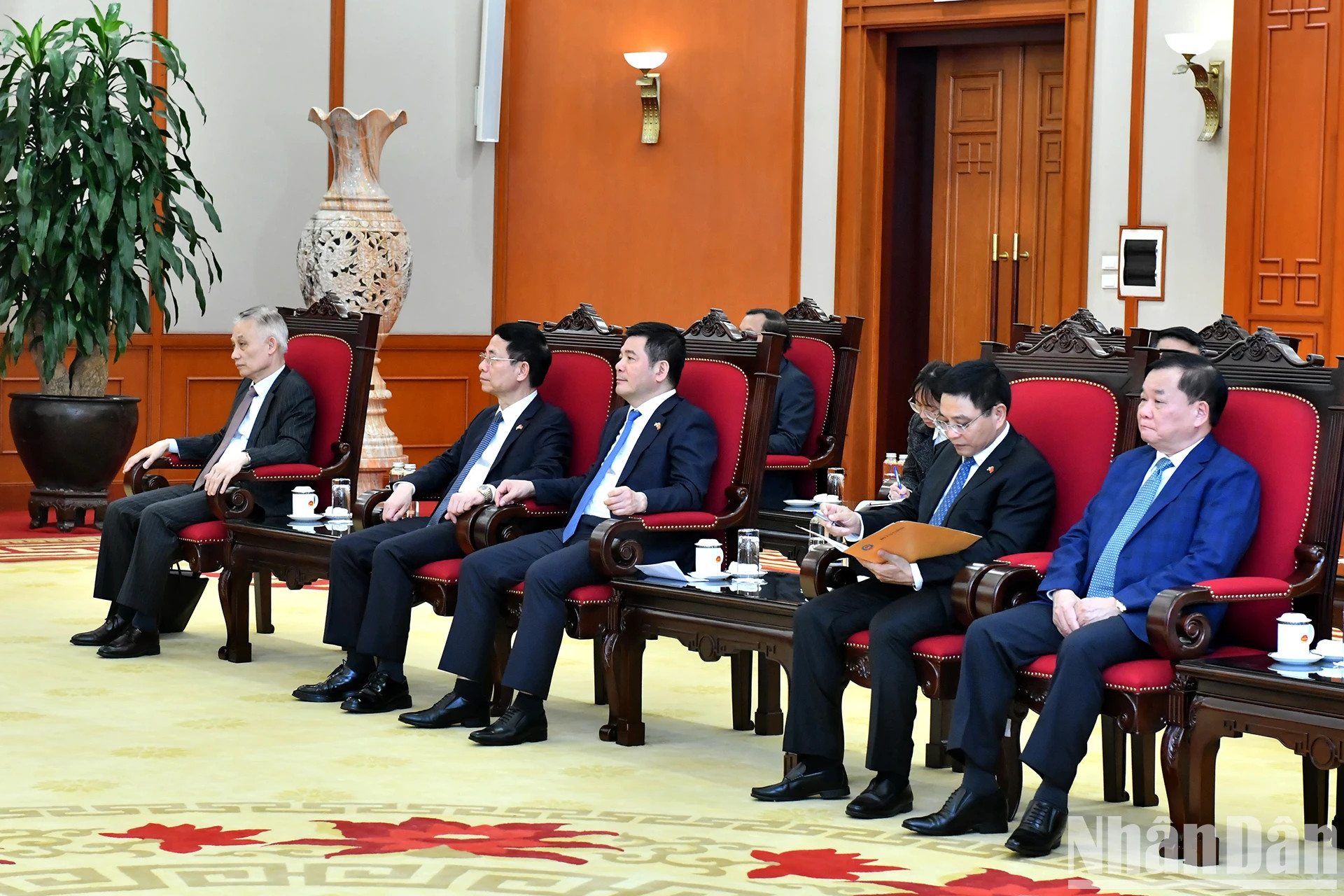 参加会见的越方代表。