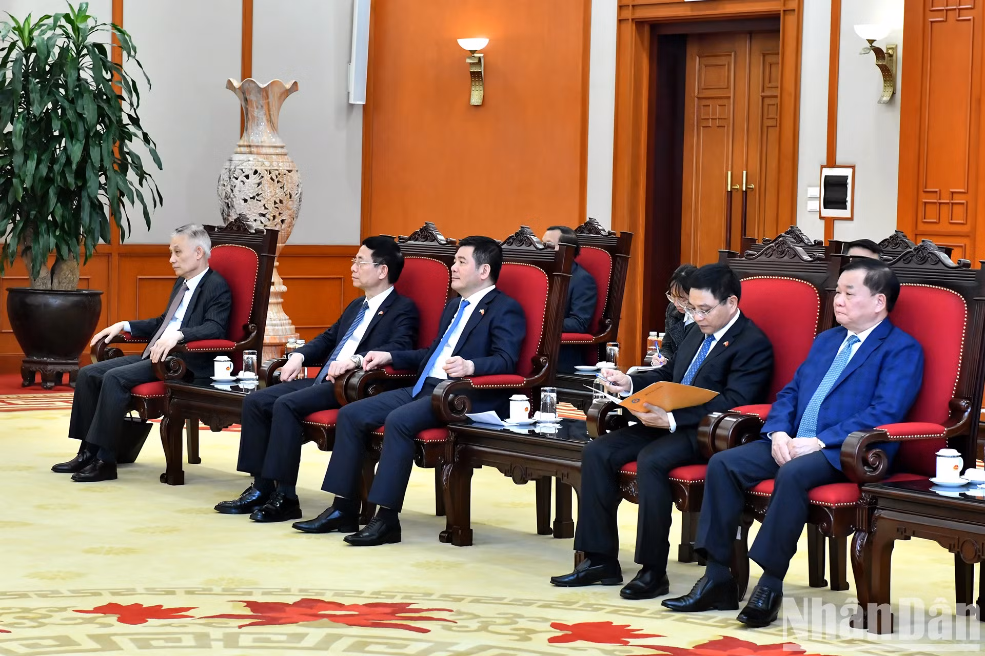 参加会见的越方代表。