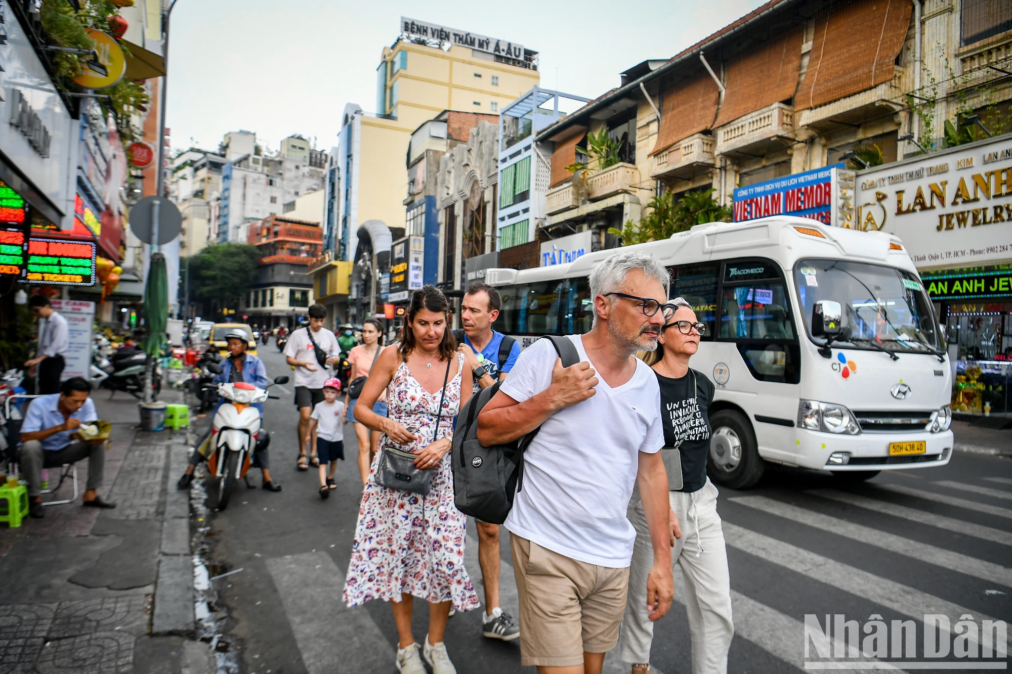 近年来,胡志明市旅游局不断提出多项措施,致力于巩固和打造丰富的旅游产品,吸引国内外游客前来参观,并延长其在本市的停留时间。 近年来,胡志明市旅游局不断提出多项措施,致力于巩固和打造丰富的旅游产品,吸引国内外游客前来参观,并延长其在本市的停留时间。