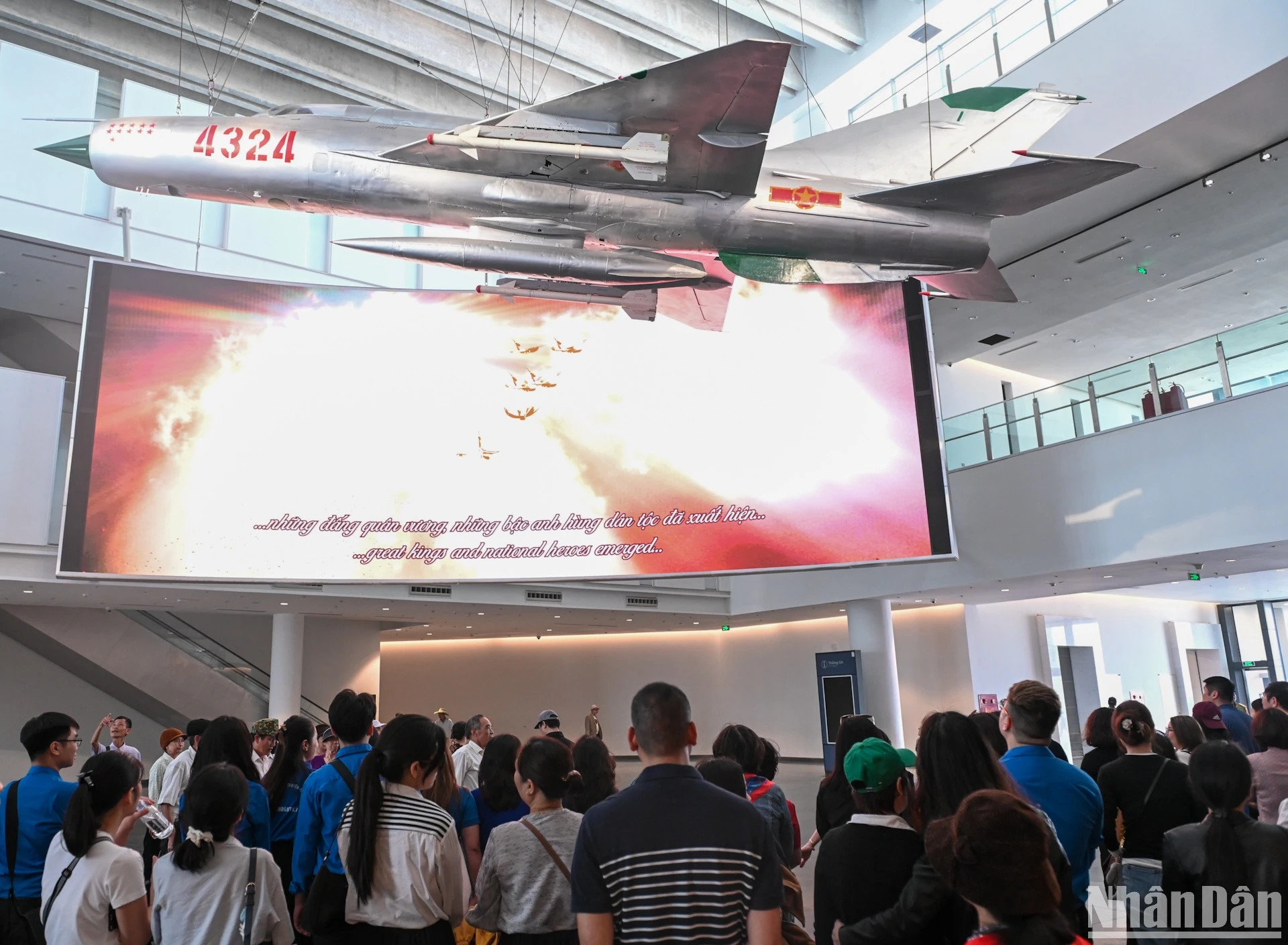 《人民报》青年代表团参观博物馆的主大厅,这里展示着4324号“银燕”MiG-21战斗机,其被吊挂在钢索上,带来仿佛正在起飞守护祖国蓝天的感觉。 《人民报》青年代表团参观博物馆的主大厅,这里展示着4324号“银燕”MiG-21战斗机,其被吊挂在钢索上,带来仿佛正在起飞守护祖国蓝天的感觉。