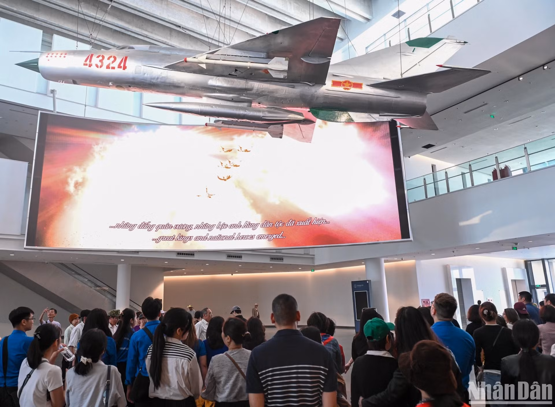 《人民报》青年代表团参观博物馆的主大厅，这里展示着4324号“银燕”MiG-21战斗机，其被吊挂在钢索上，带来仿佛正在起飞守护祖国蓝天的感觉。