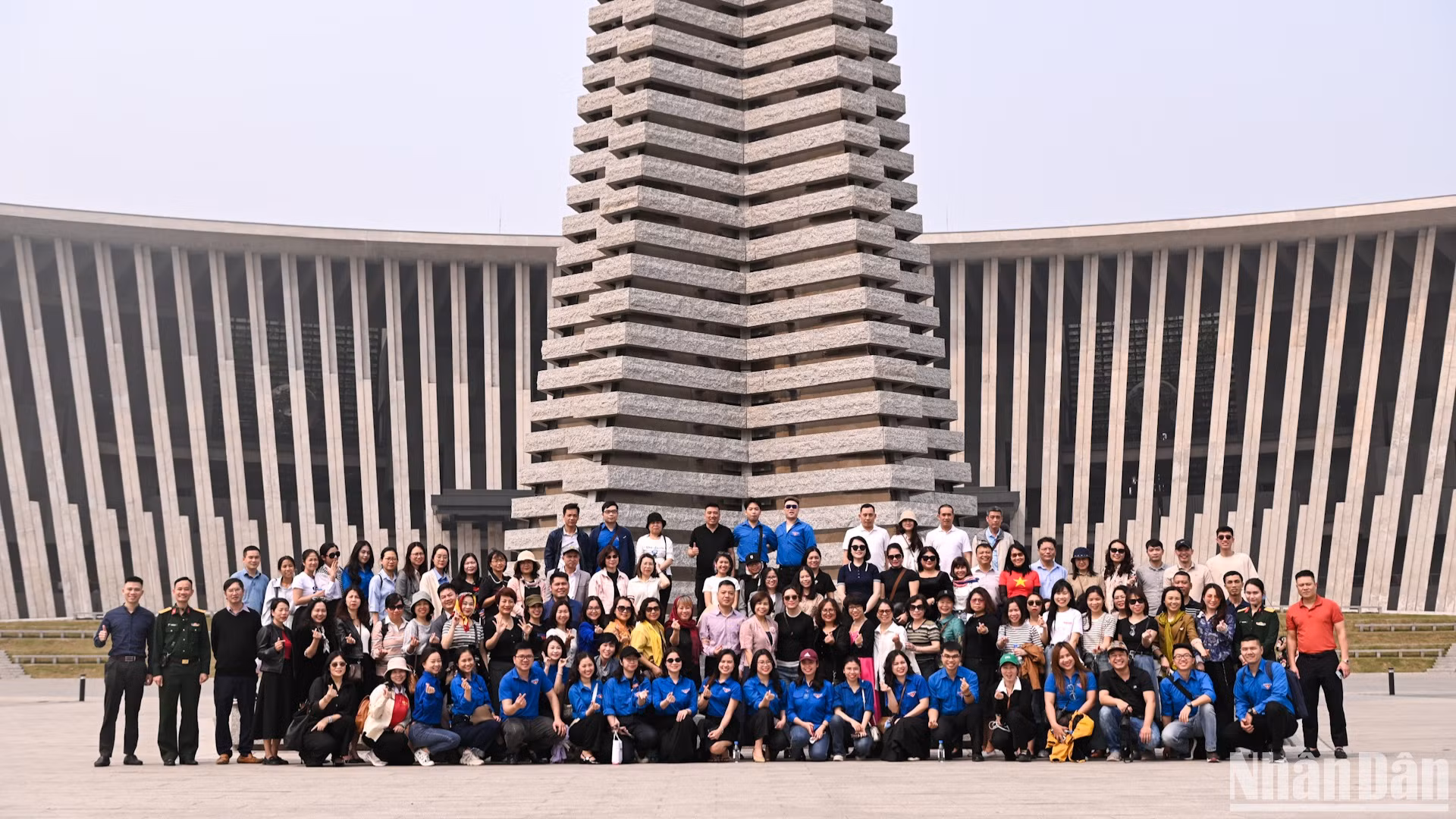 《人民报》干部、团员和青年在越南军事历史博物馆战胜塔广场合影留念。