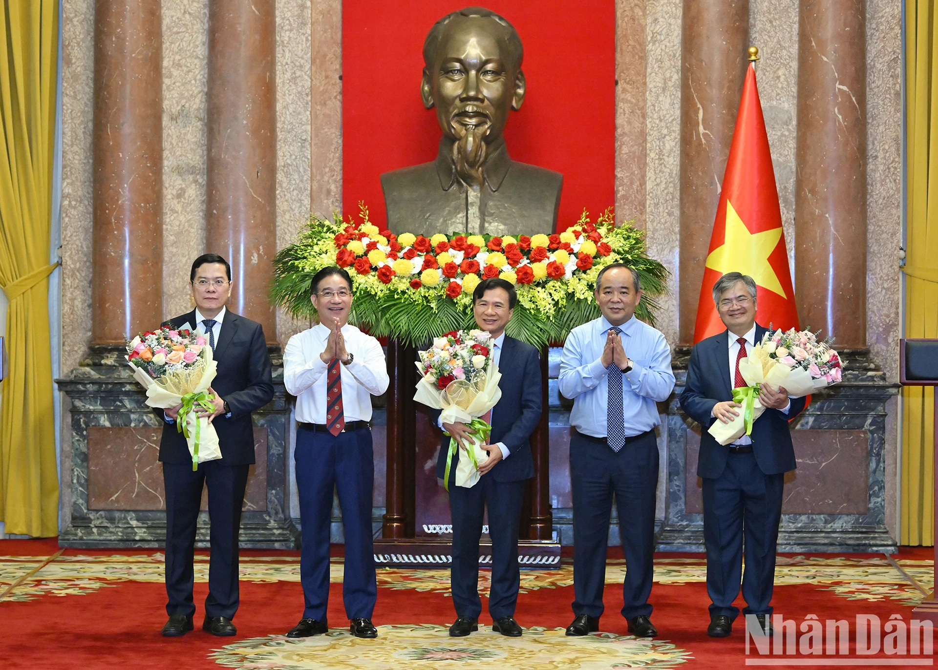 国家主席办公厅主任黎庆海和国家主席办公厅副主任范青河向各位新任国家主席办公厅副主任送花表示祝贺。