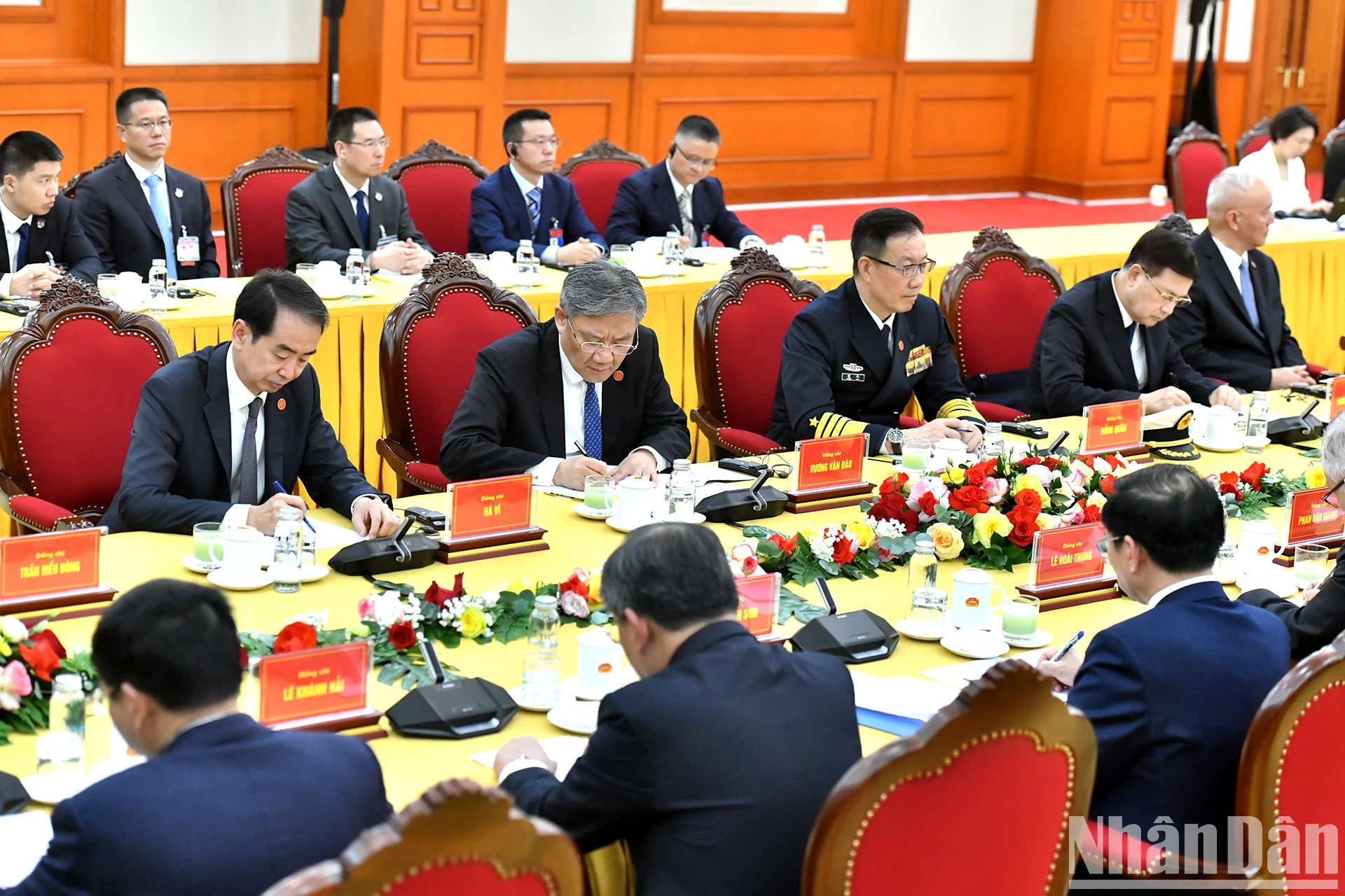 陪同中共中央总书记、中国国家主席习近平访越的中方代表团成员。 陪同中共中央总书记、中国国家主席习近平访越的中方代表团成员。