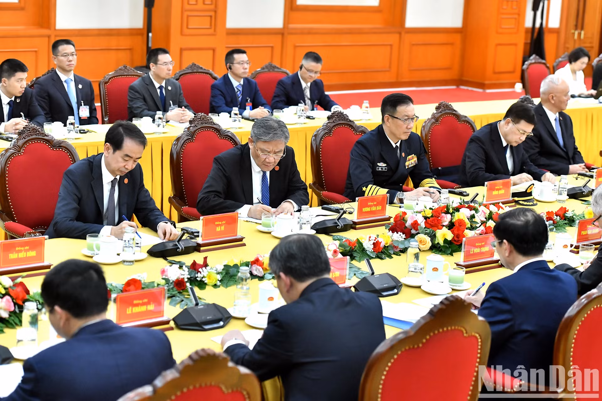 陪同中共中央总书记、中国国家主席习近平访越的中方代表团成员。