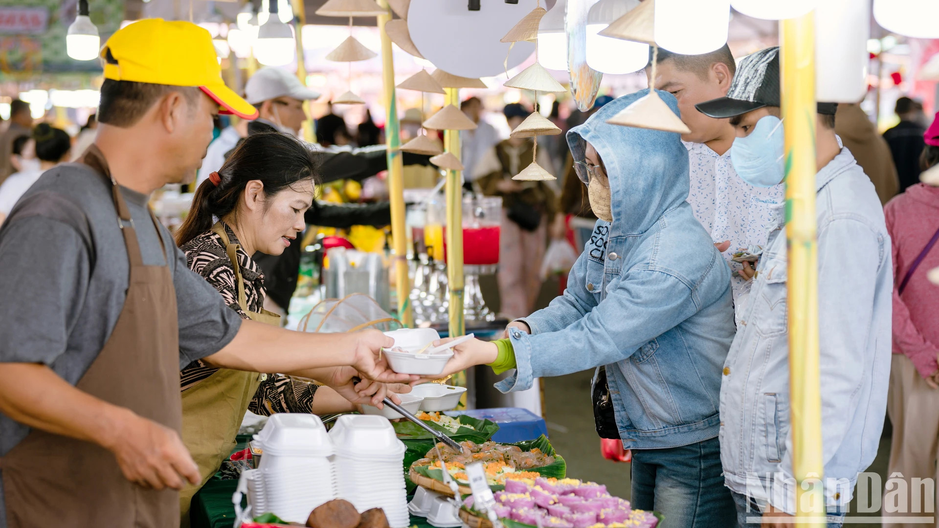 游客体验和品尝各种土特传统糕饼摊位。